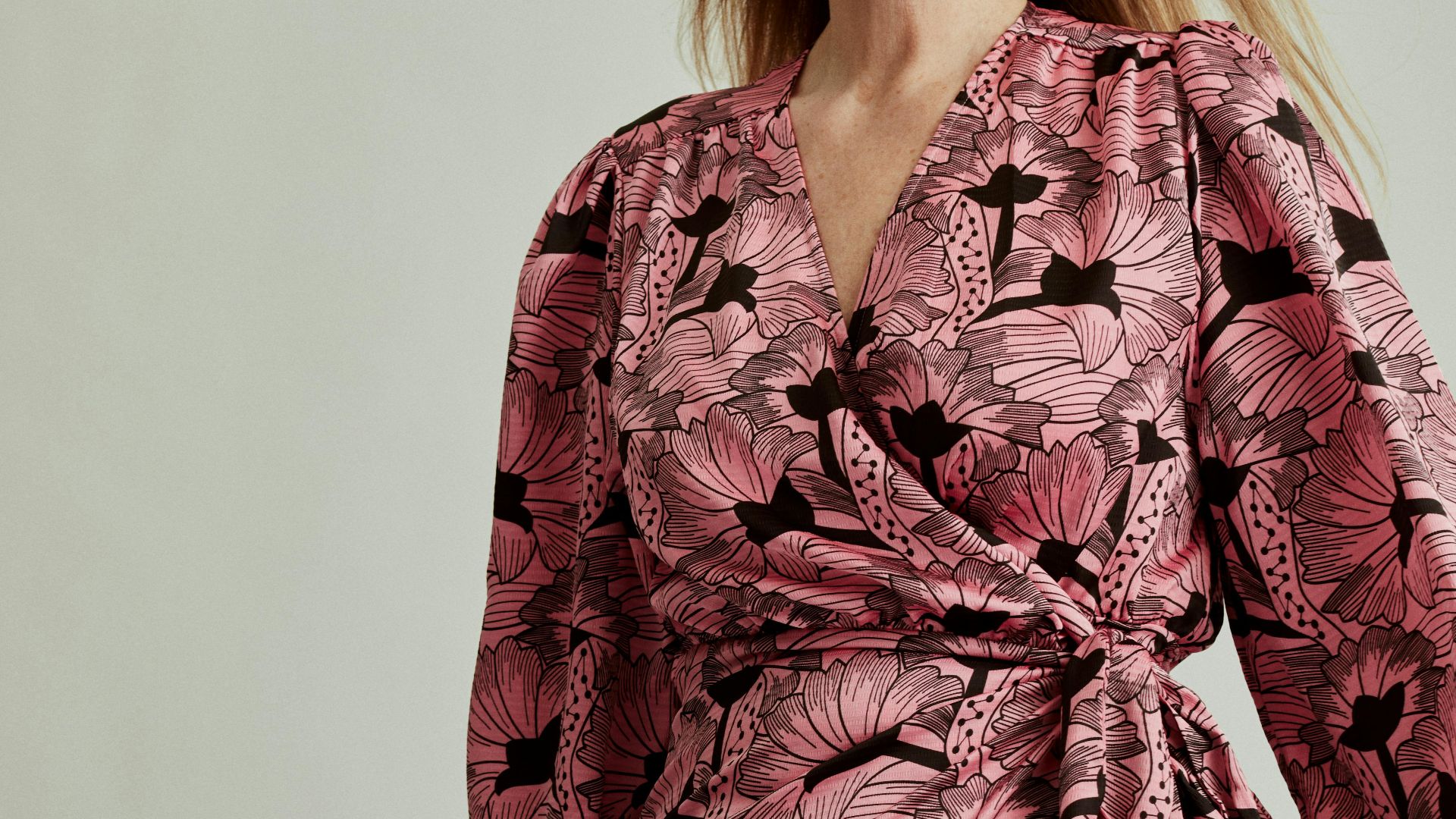 13. Robes enveloppantes qui créent une forme de sablier