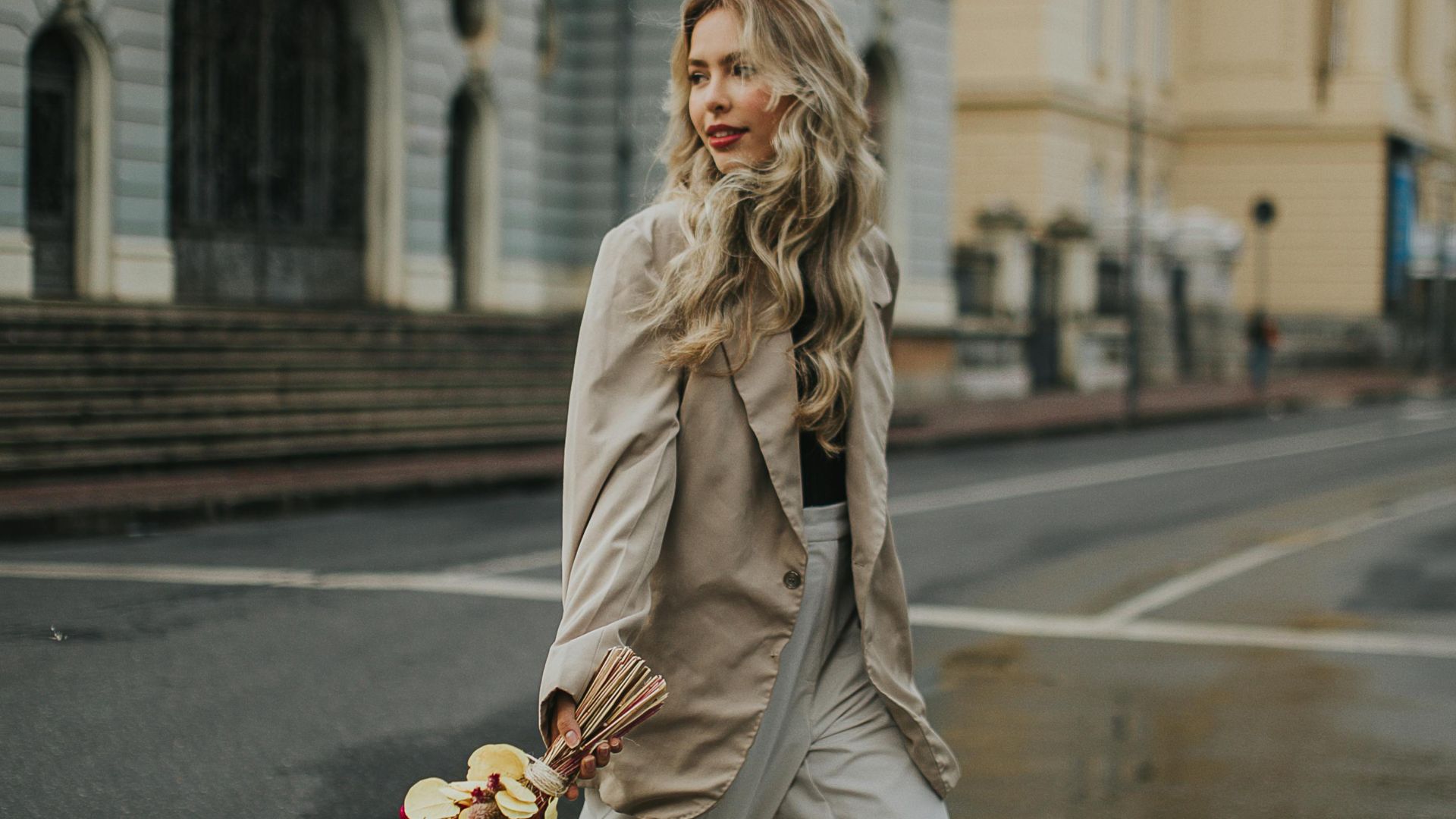 19. Pantalon tailleur avec panneaux plats sur le devant