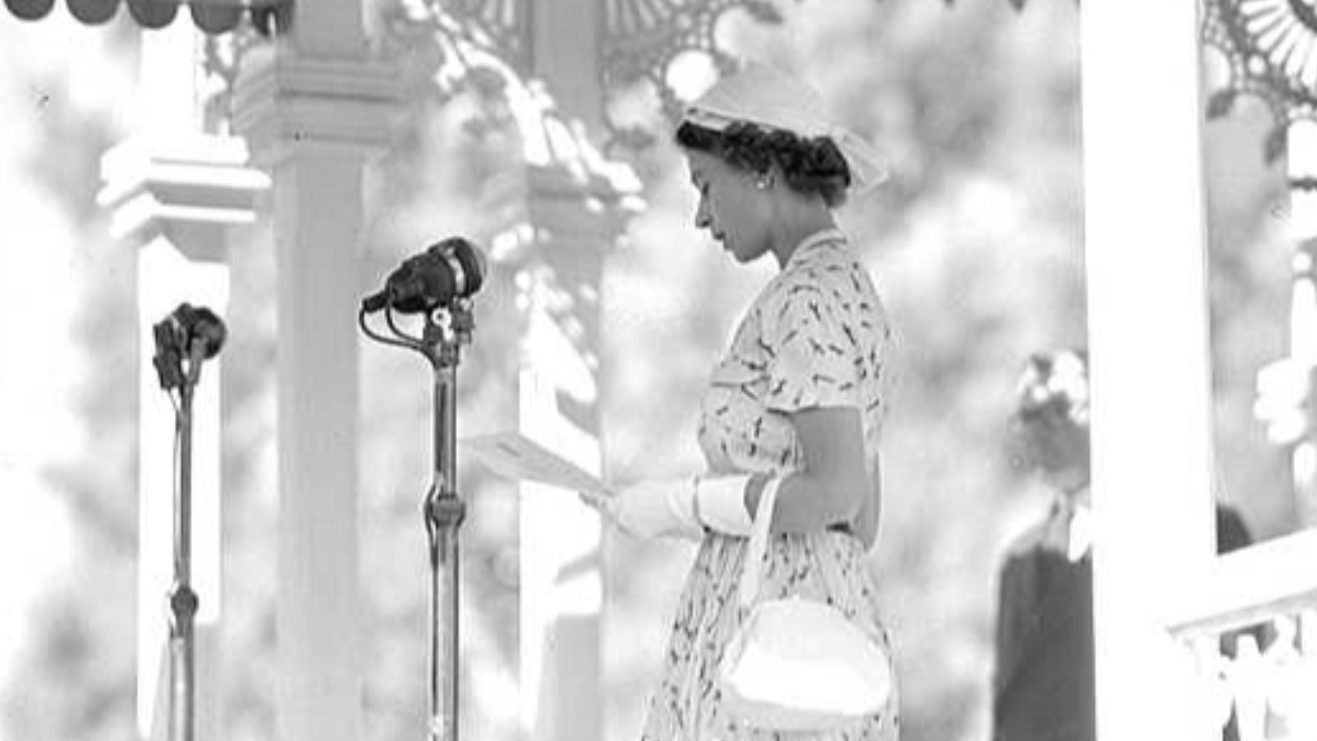 9. La robe en dentelle blanche de la reine Elizabeth II (1954)
