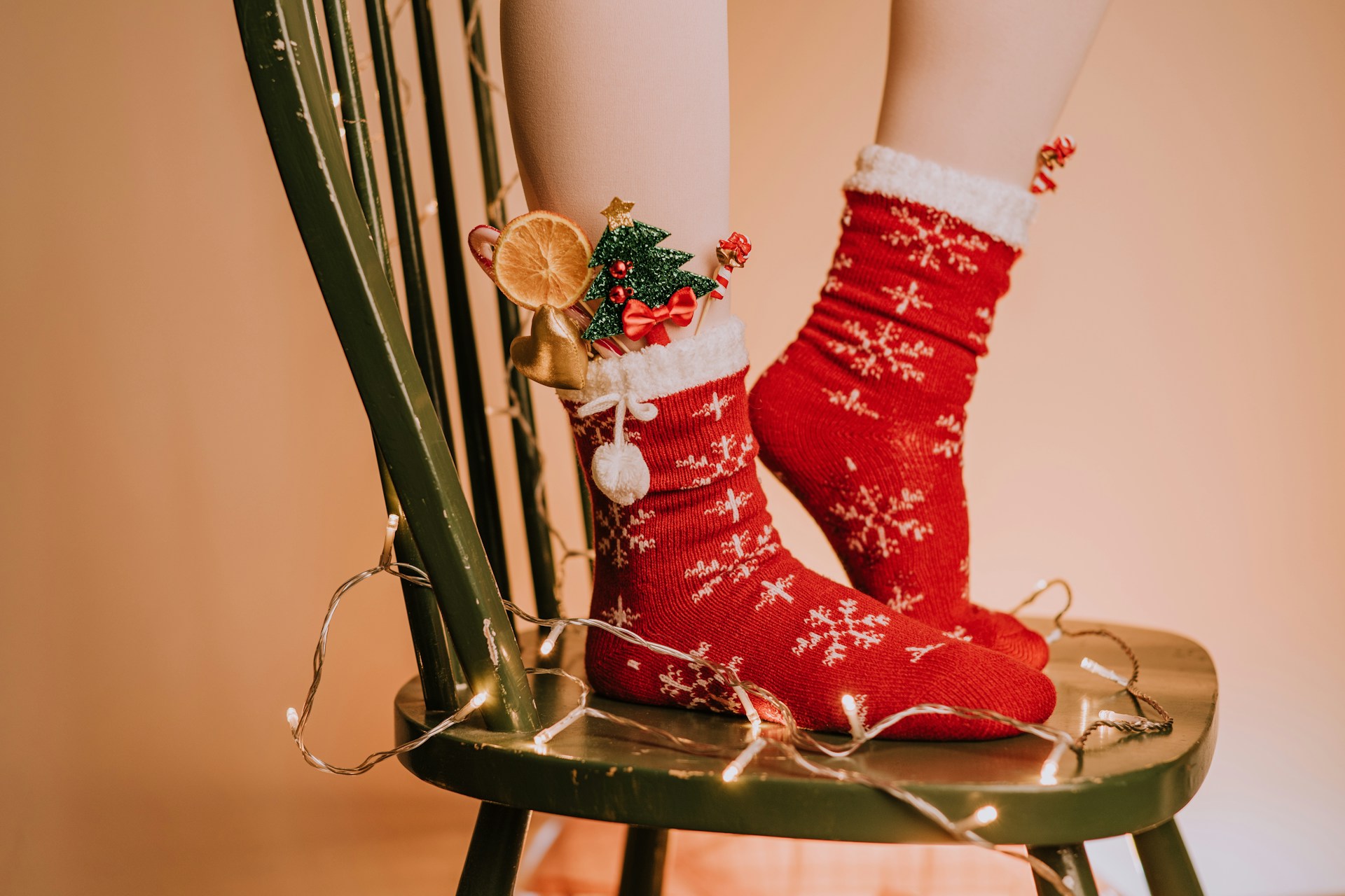 15 détails mode qui transforment une tenue basique en look de Noël