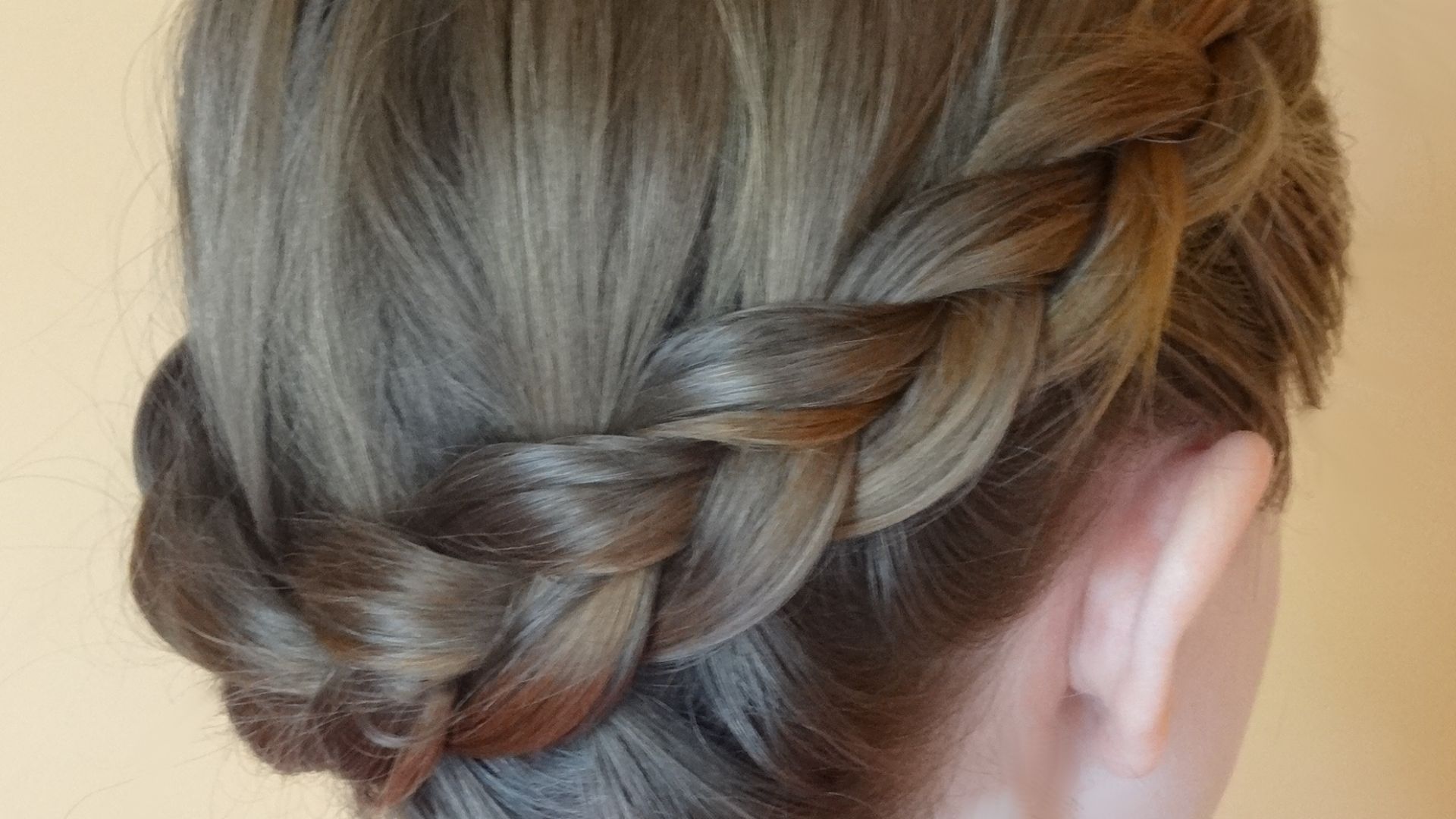2. Tresse hollandaise en forme de couronne