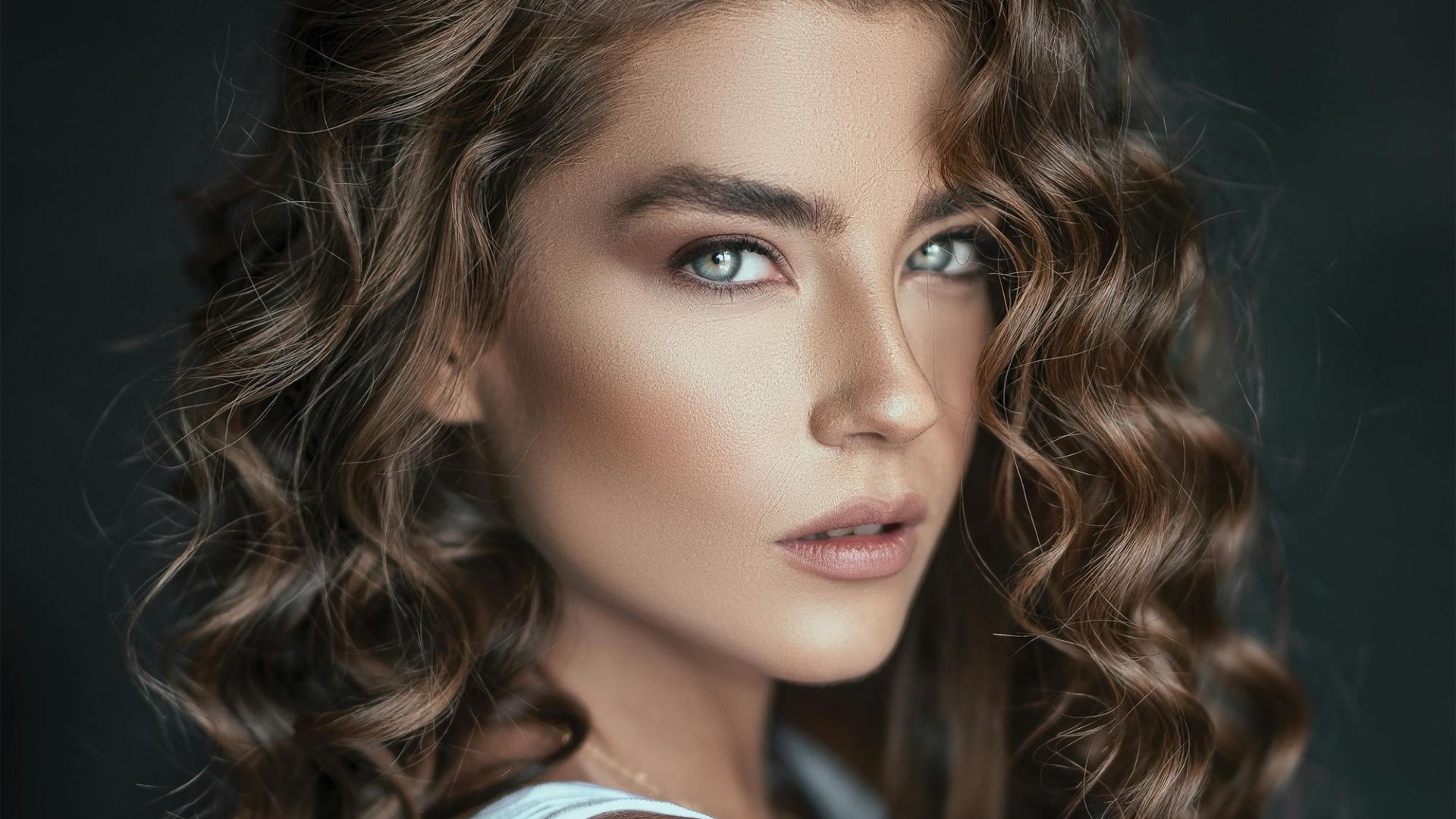 9. Aide à dompter les frisottis naturellement