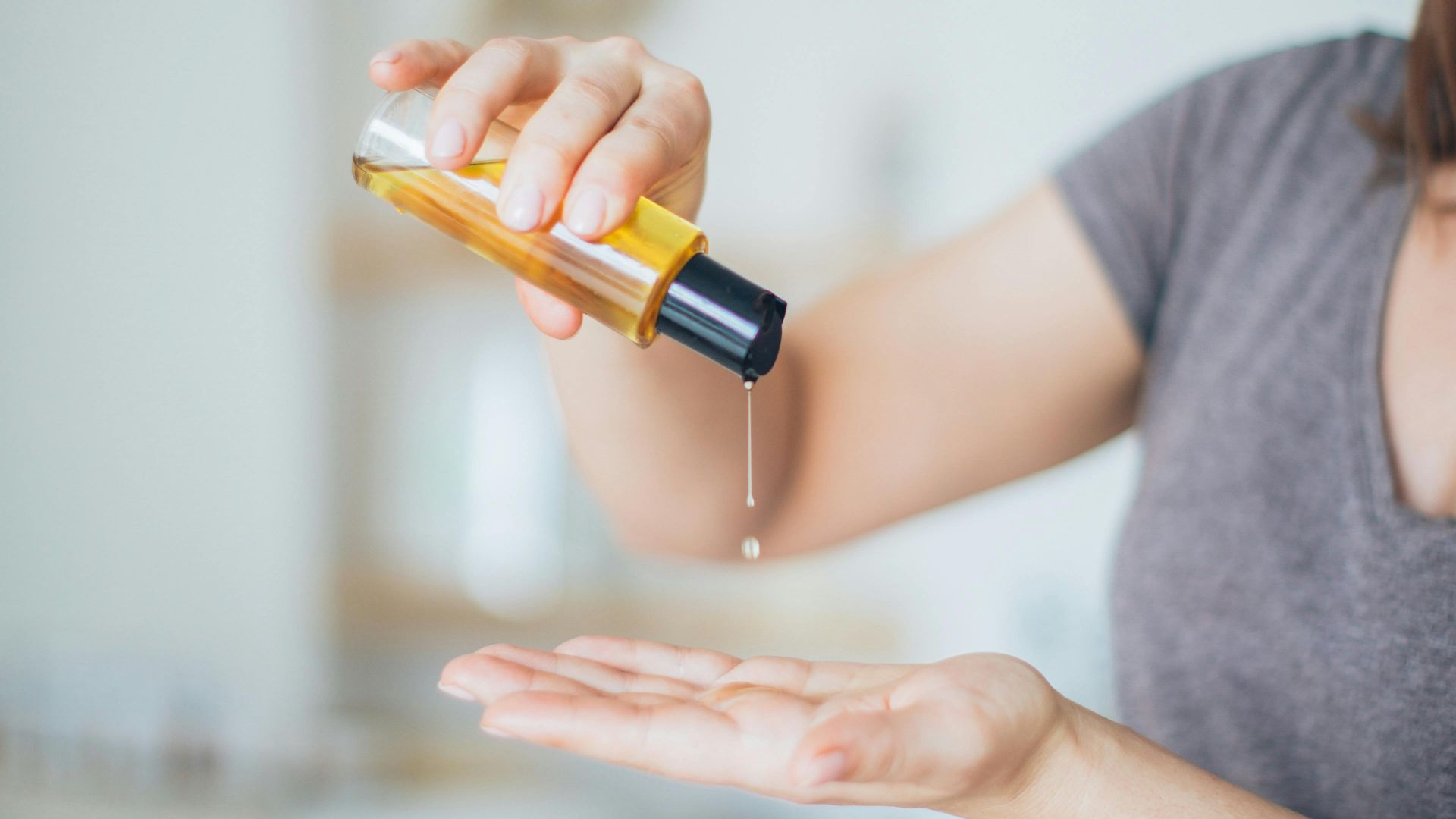 5. Masser de l'huile avec des mains sales