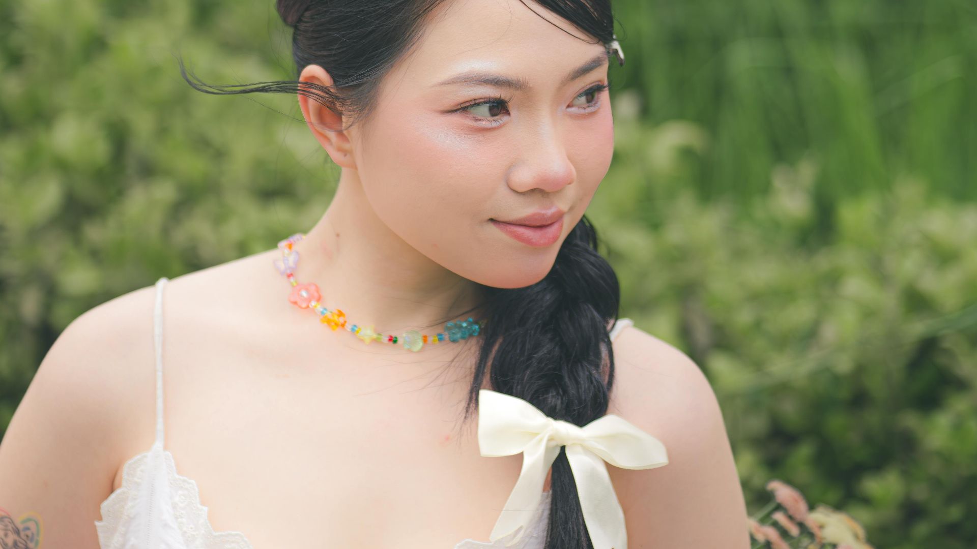 4. Queue de cheval basse et élégante avec ruban