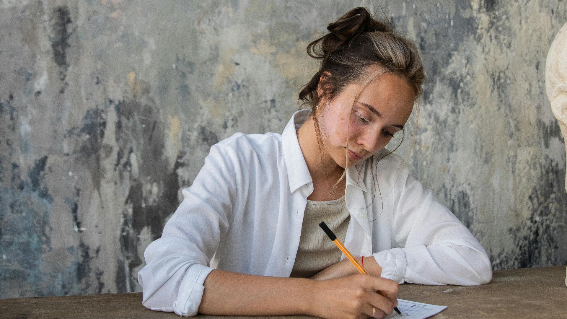 5. Chignon désordonné avec mèches encadrant le visage