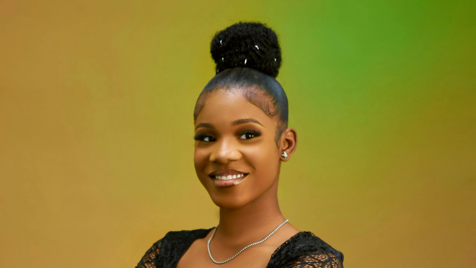 8. Chignon haut avec épingles à perles