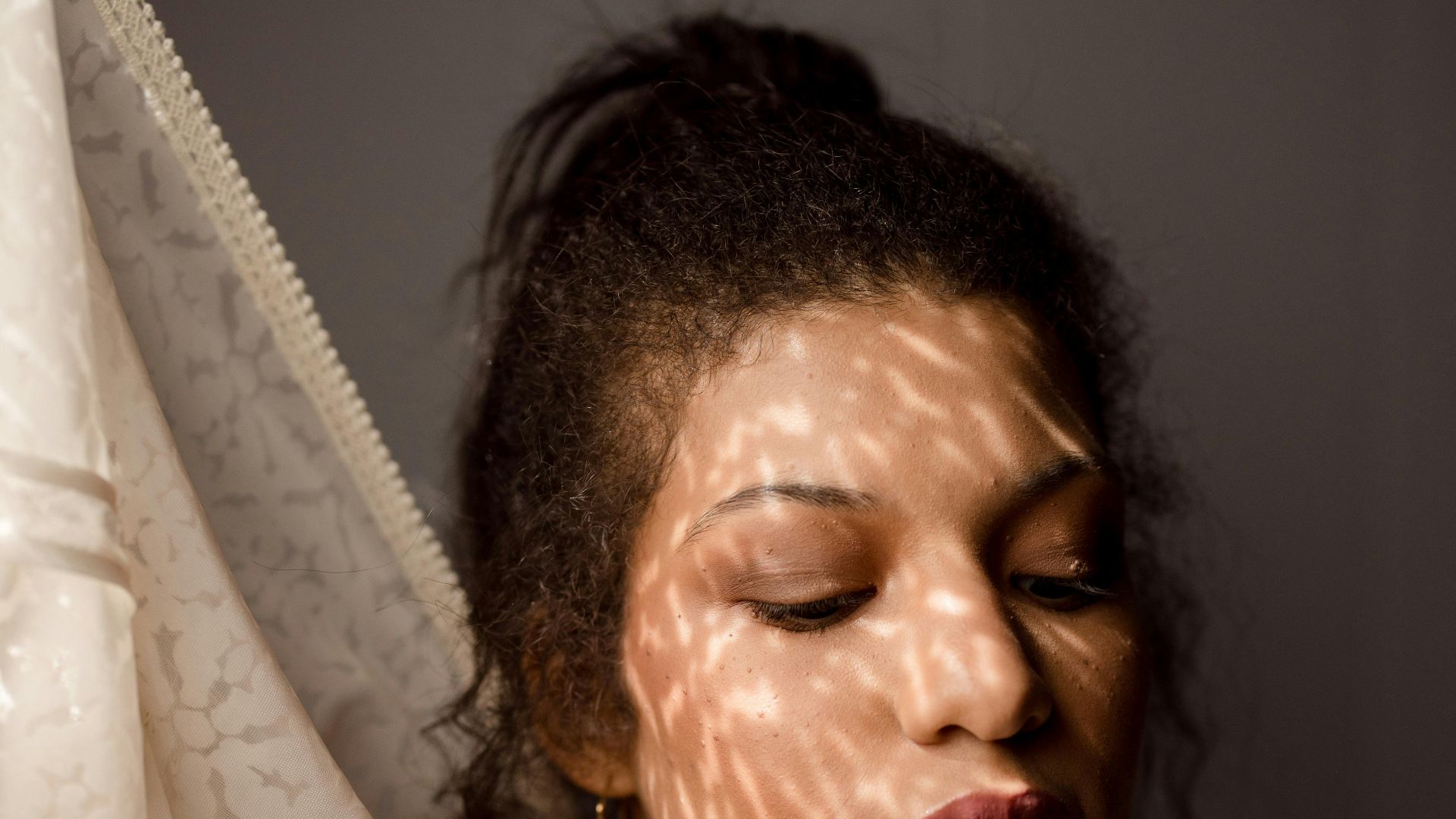 16. Chignon demi-noué