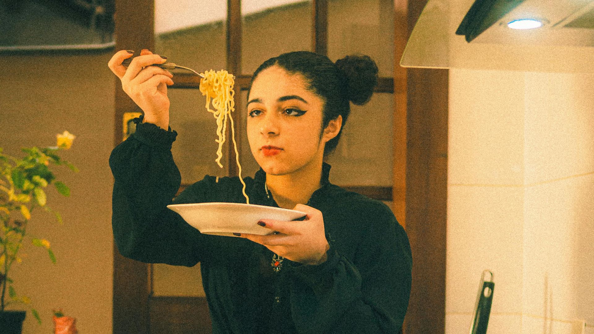 18. Chignon de côté avec torsade