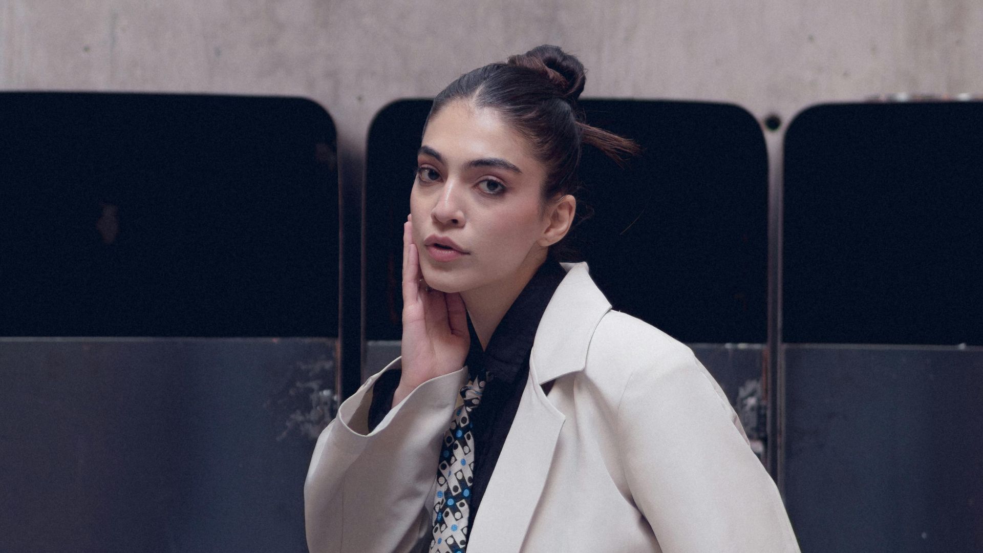 20. Chignon lisse à mi-partie