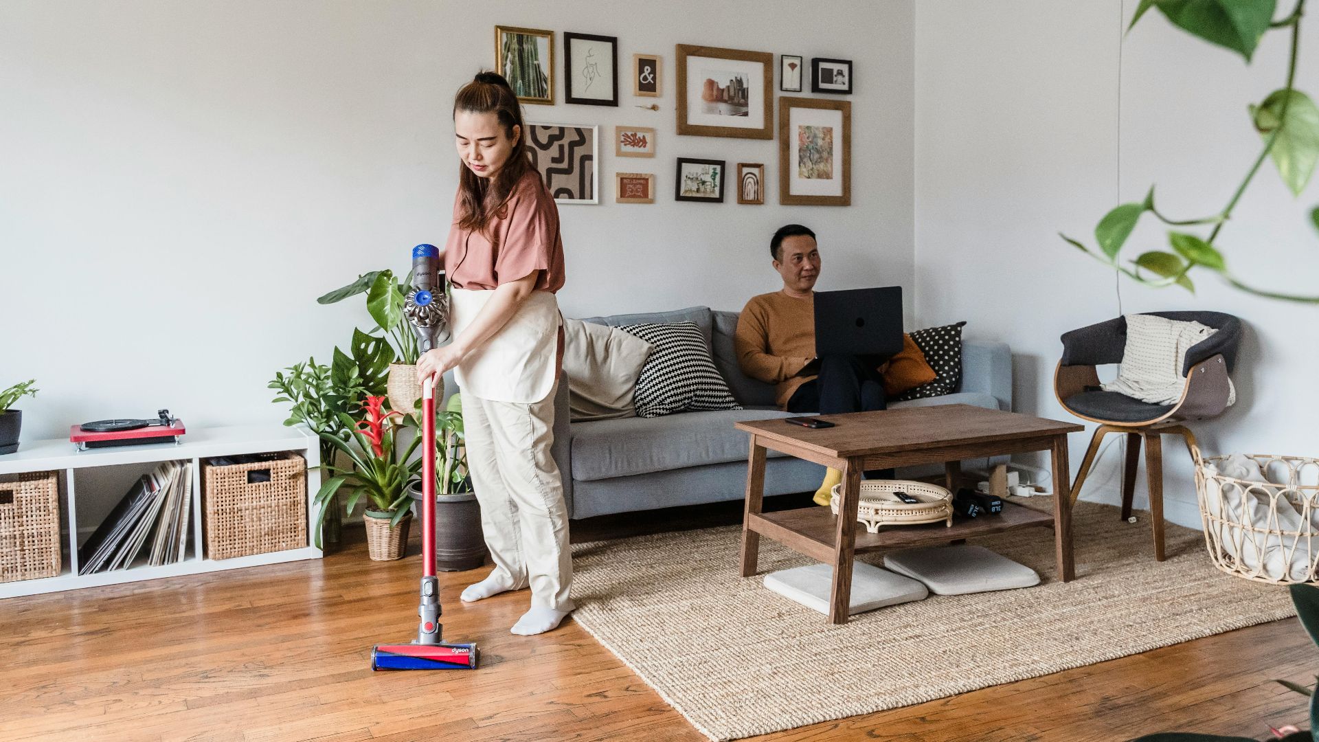 1. Passer l'aspirateur sur les sols