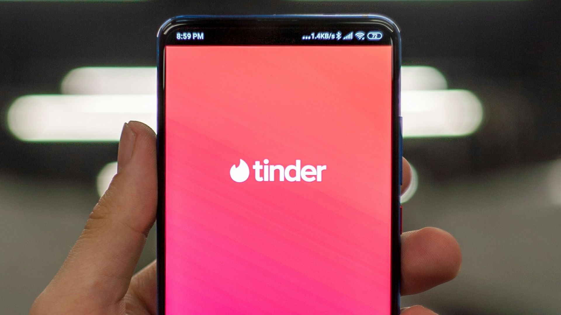 10 raisons pour lesquelles les femmes passent à droite sur les applications de rencontres et 10 raisons pour lesquelles elles passent à gauche