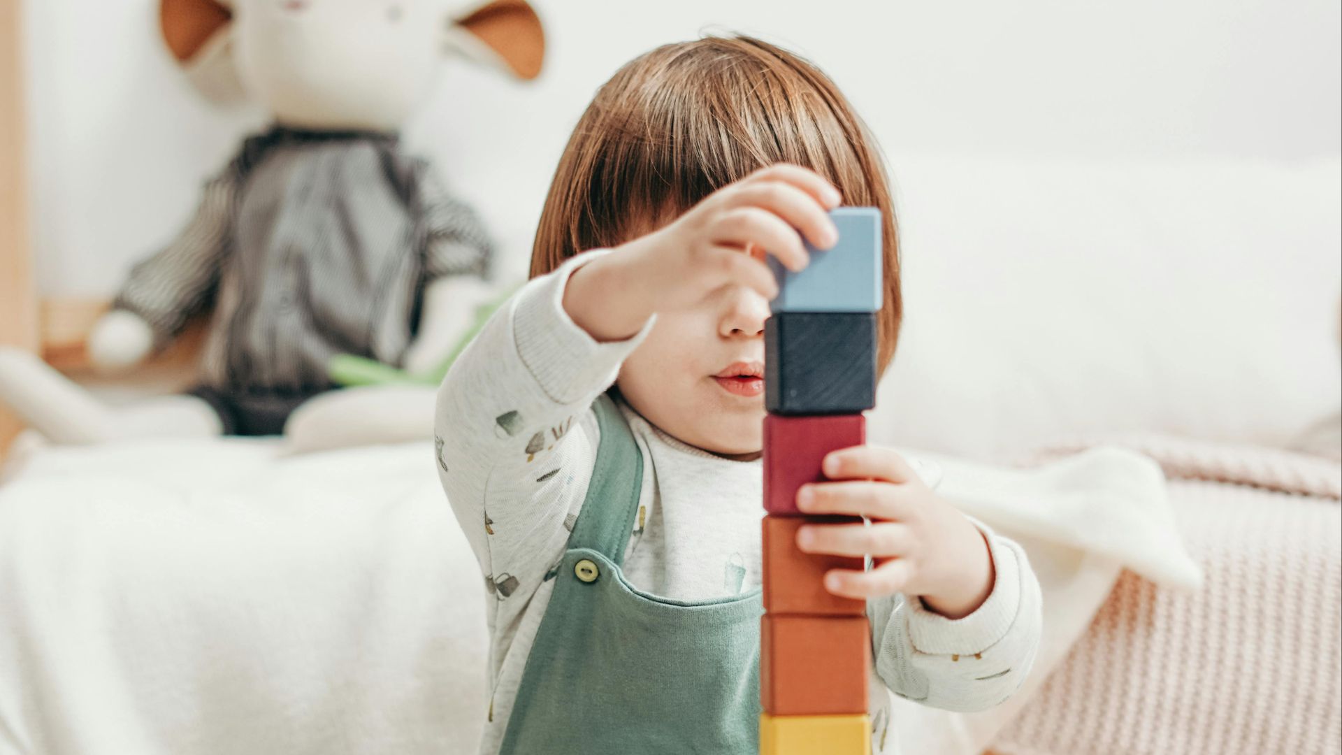1. Ils insistent pour classer leurs jouets par couleur ou par taille