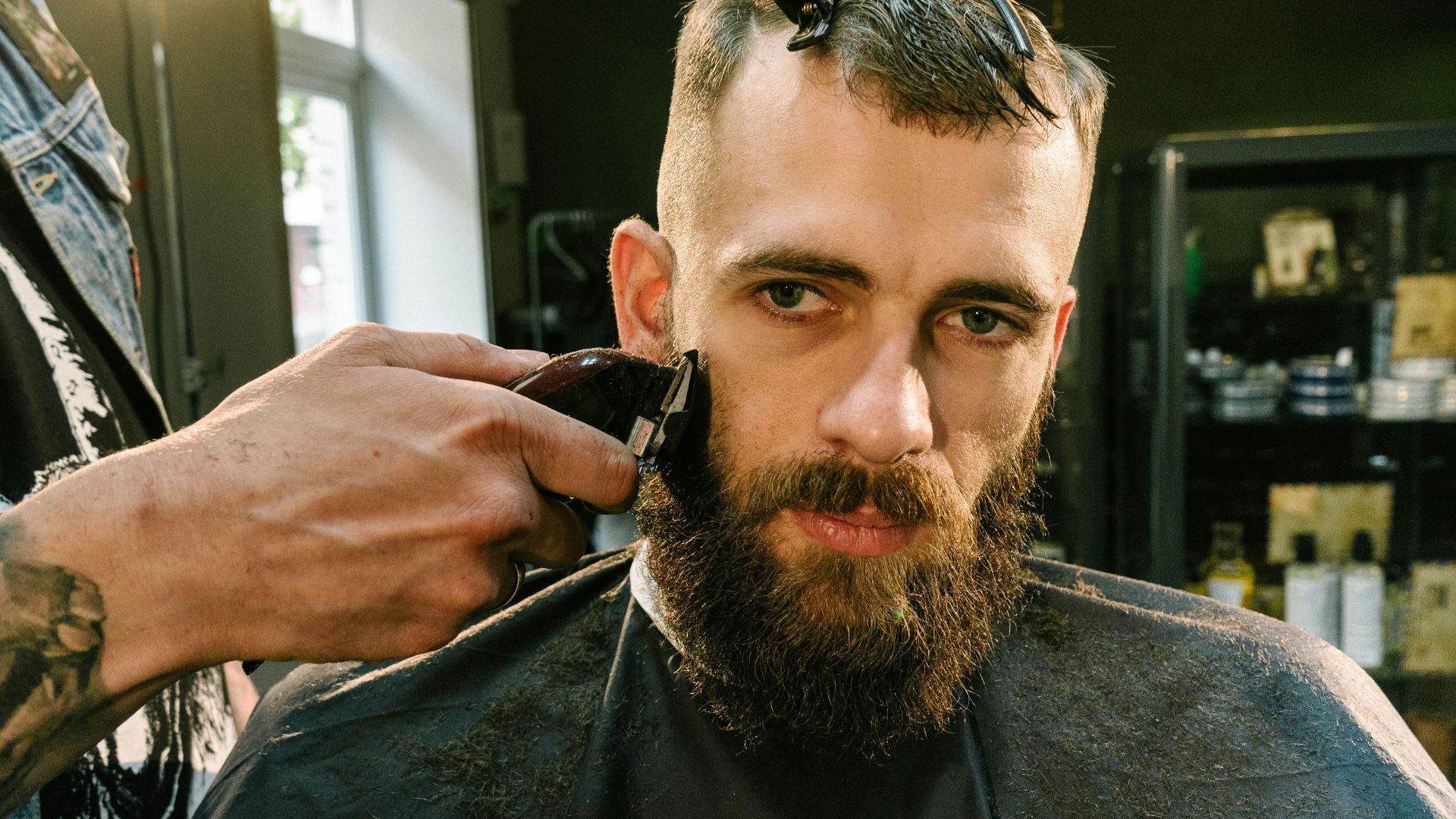 1. Définir les bords de la barbe avec une tondeuse