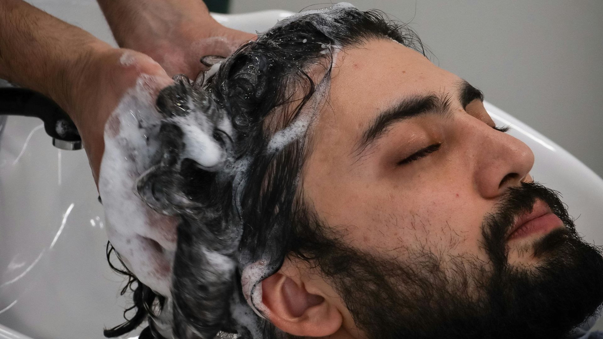 2. Passez au shampooing antipelliculaire