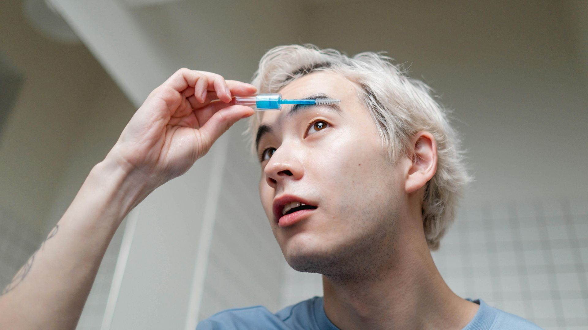 4. Épiler les sourcils chaque semaine