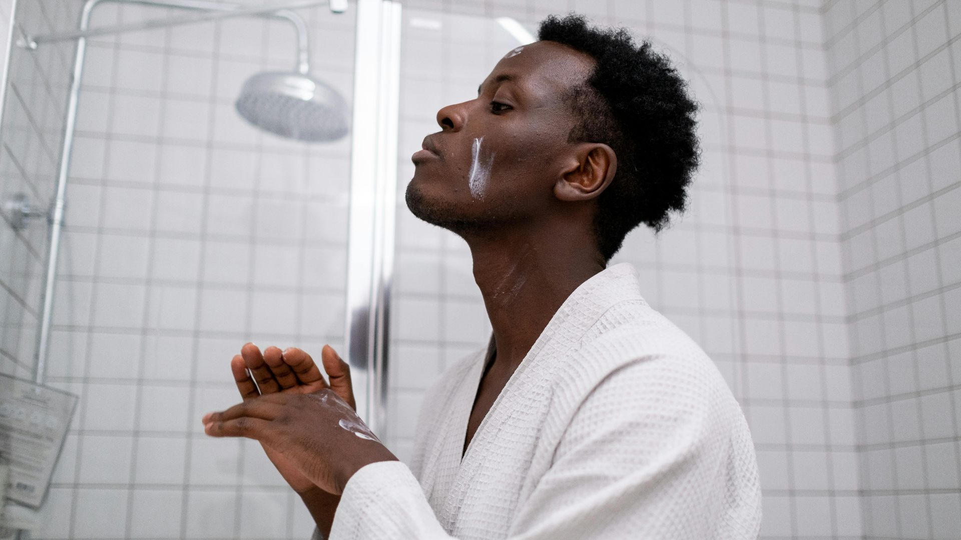 10. Appliquer une crème hydratante après la douche