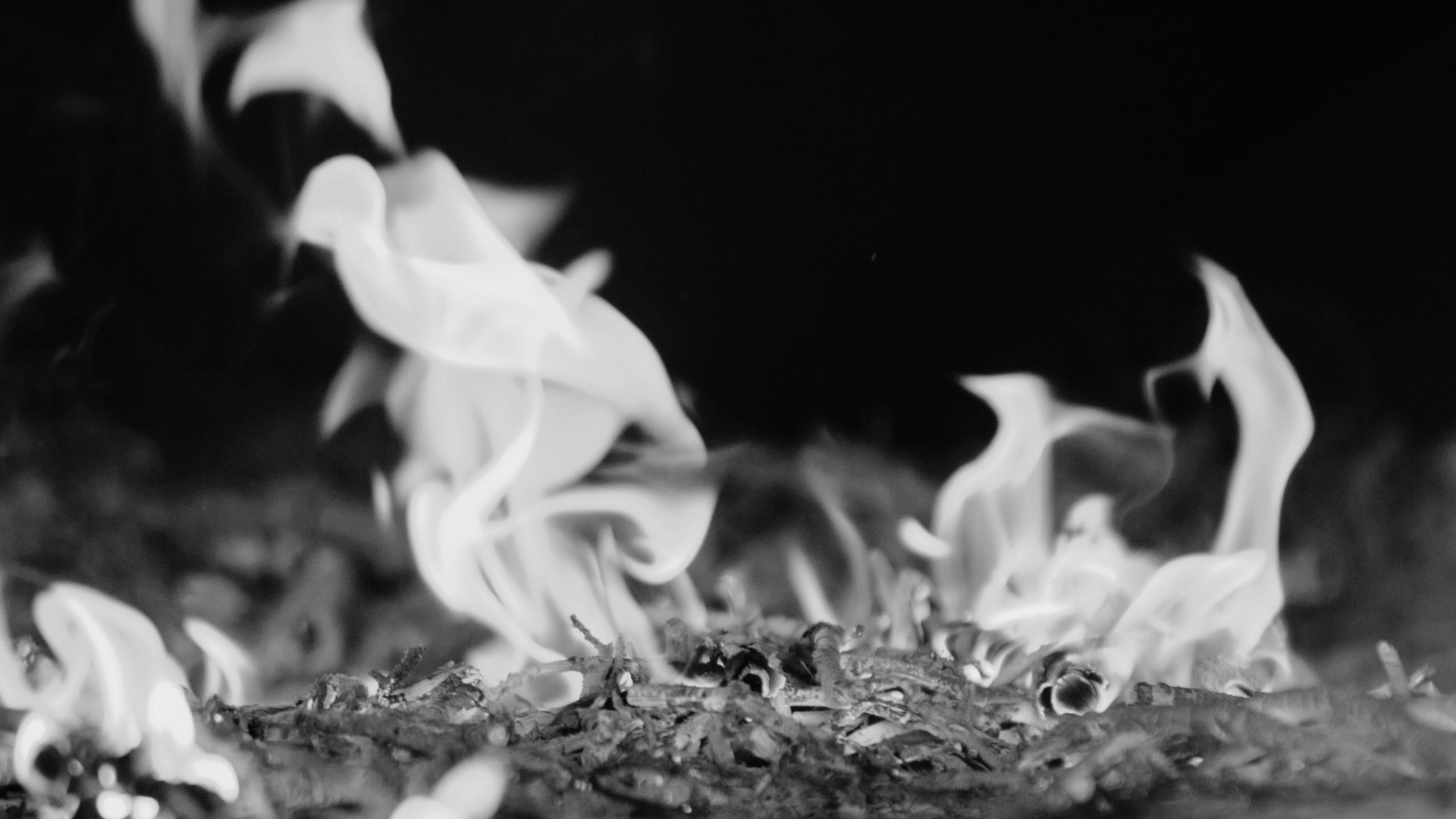 11. Les braises de la cheminée brillent