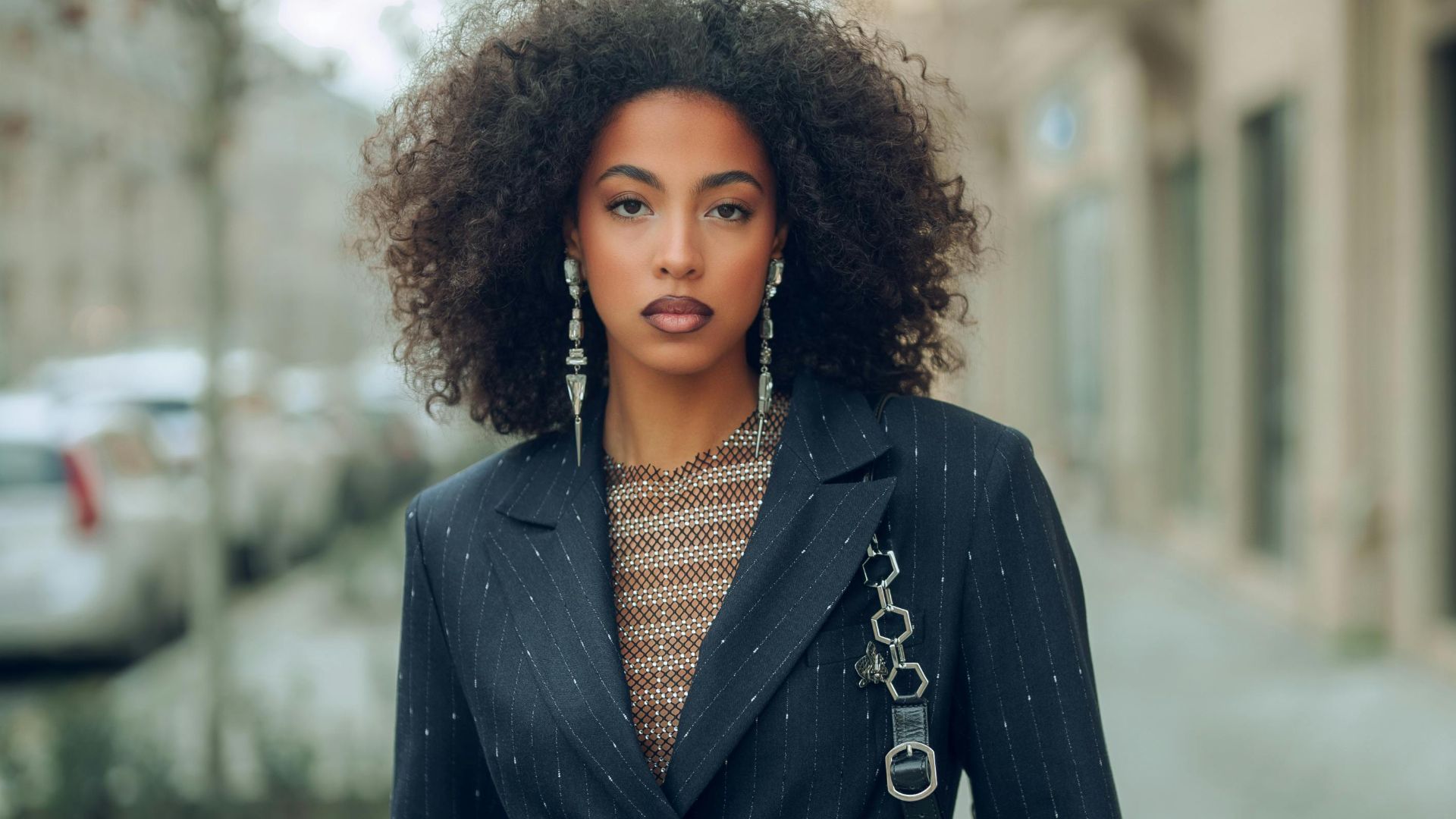 1. Tailored Navy Pantsuit With Subtle Pinstripes (tailleur pantalon marine à fines rayures)