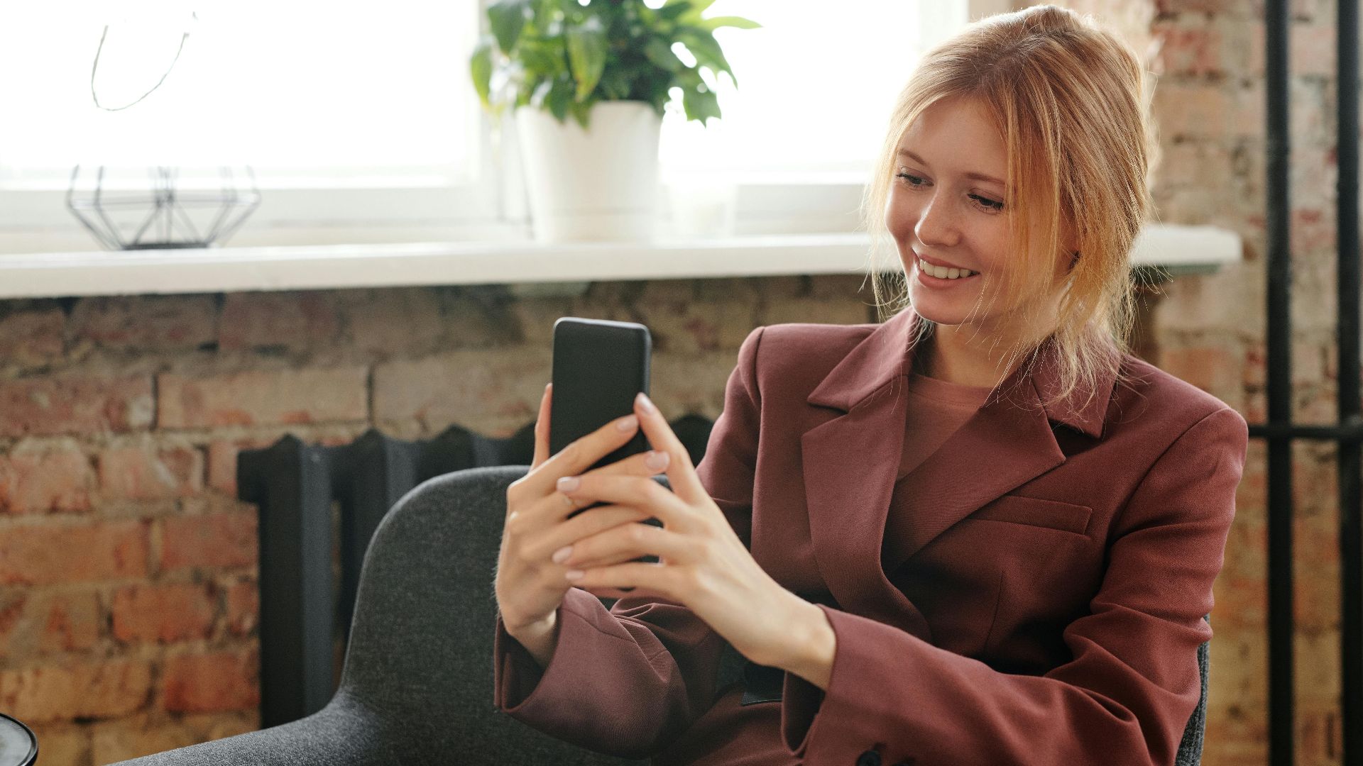 4. Veste de smoking en velours bourgogne sur pantalon slim