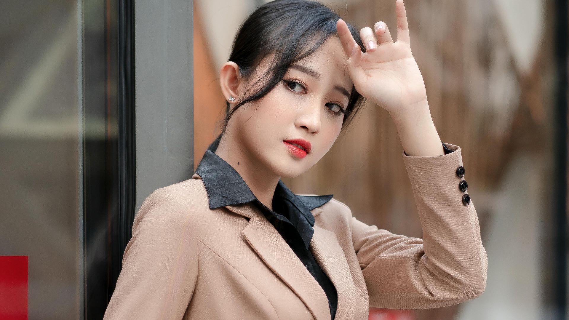 7. Costume en lin beige avec manches roulées