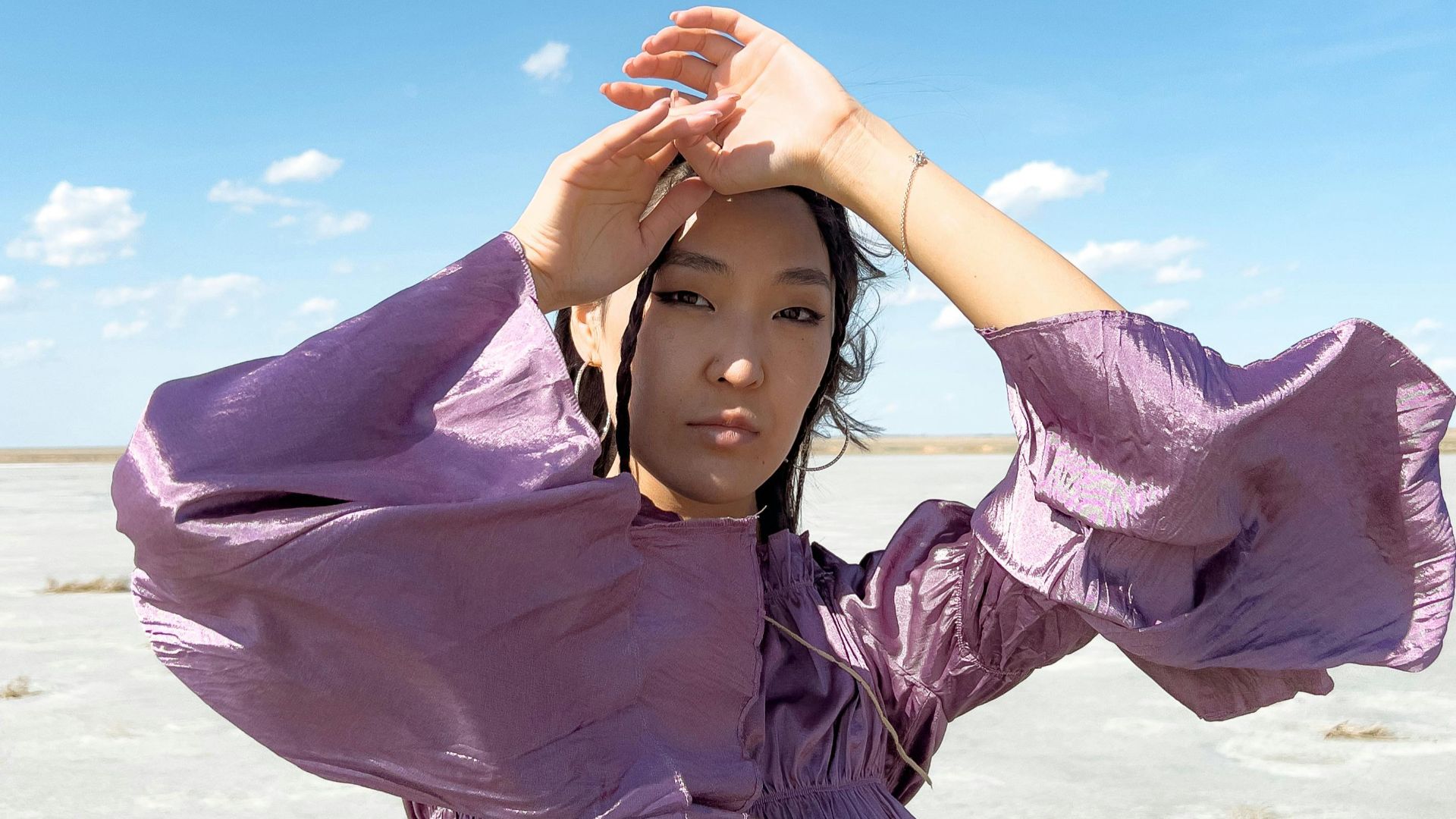 10. Chemisier en mousseline lavande et pantalon taille haute