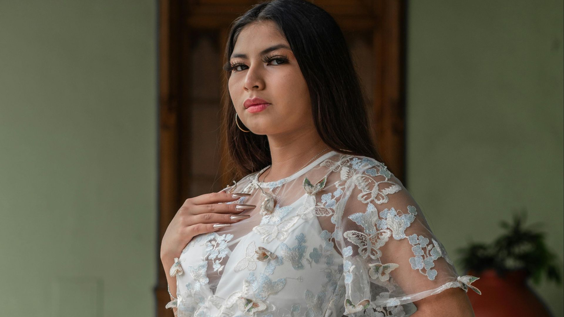 2. Combinaison en dentelle blanche avec froufrous