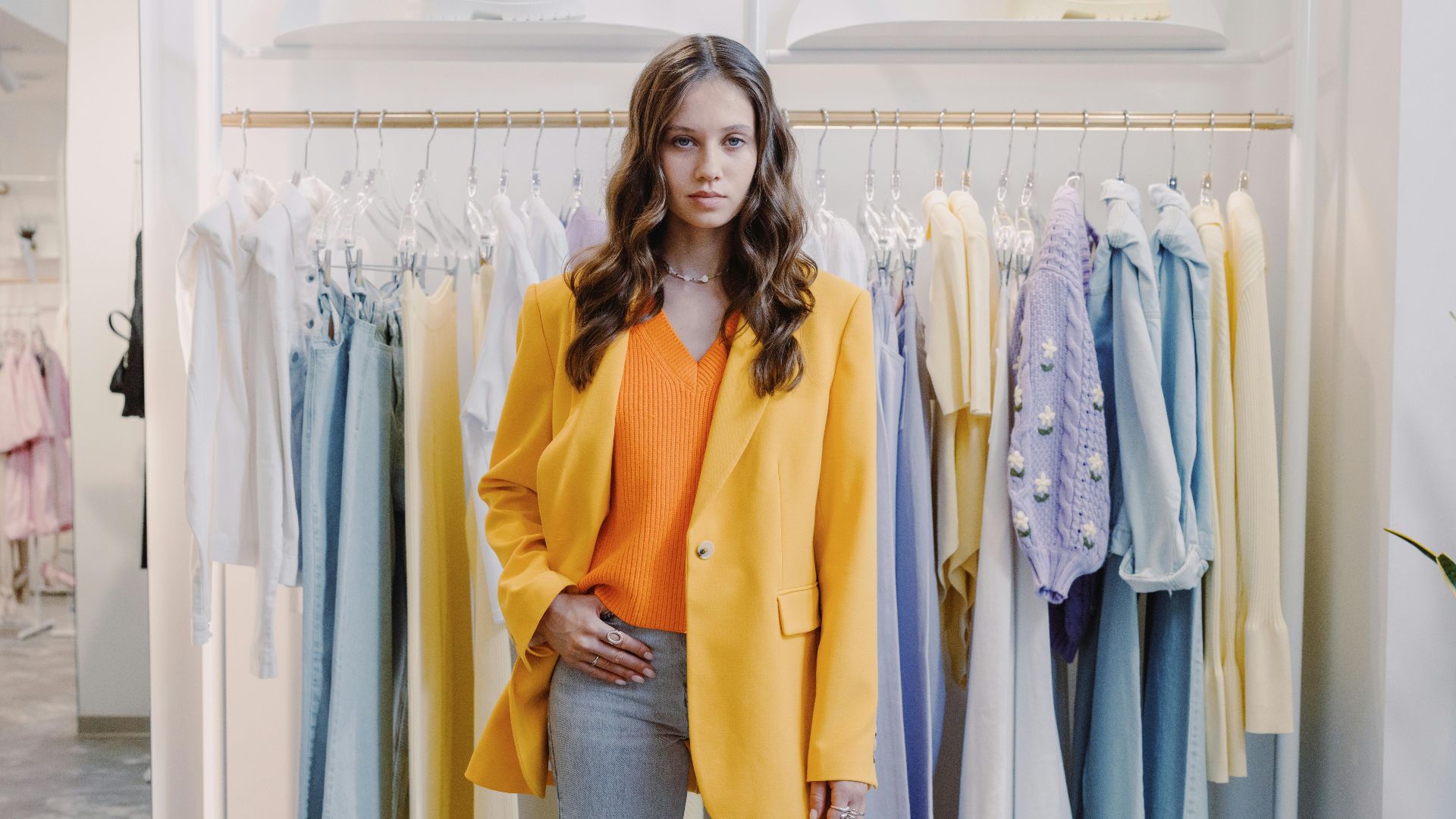 3. Blazer jaune fluo et jean skinny