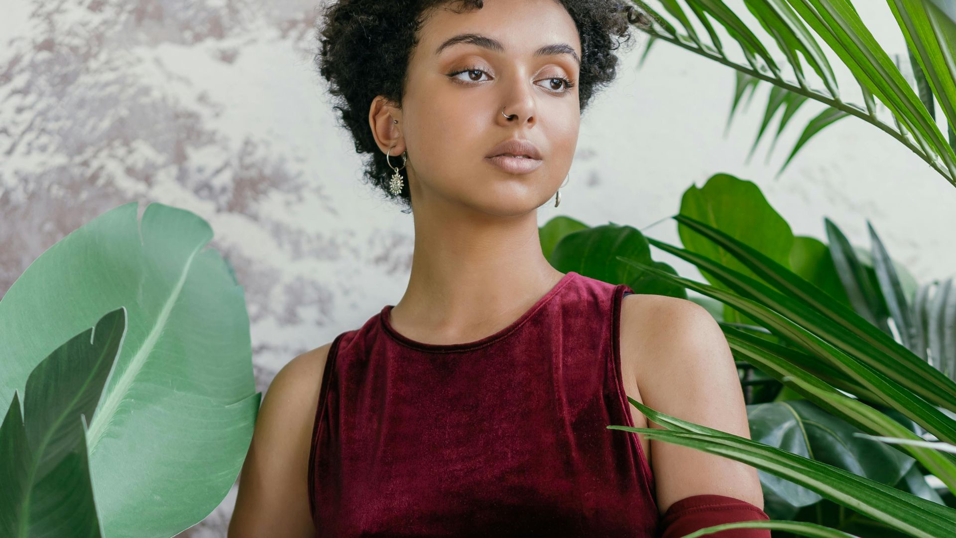 4. Robe en velours rouge avec fente haute