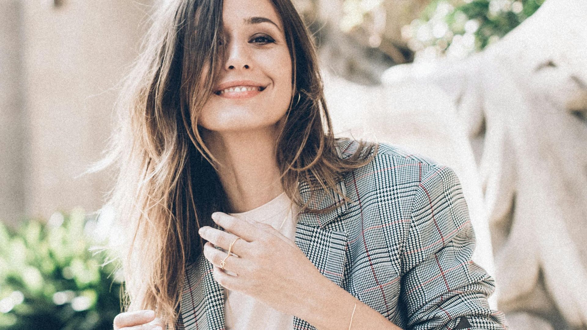 6. Blazer oversize à carreaux et pantalon cargo