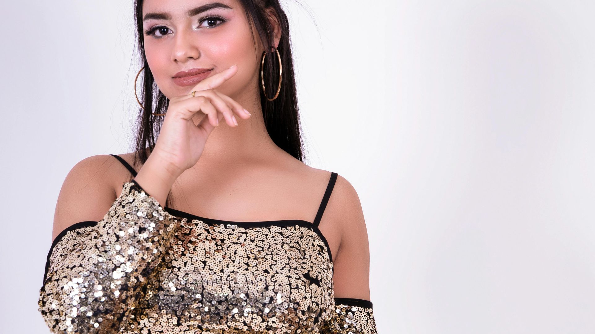 10. Top doré pailleté et pantalon en cuir