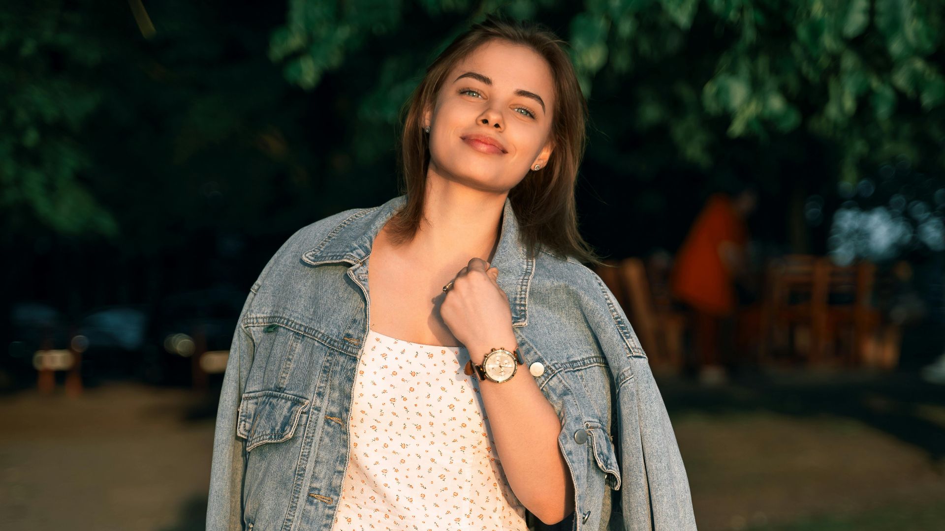 9. Veste en jean sur mini-jupe