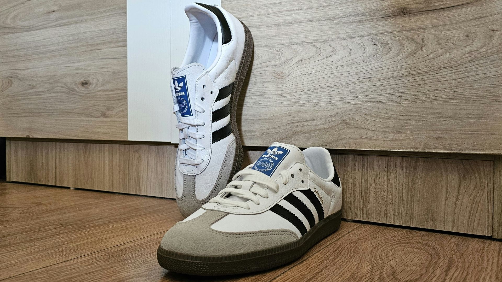 9. Adidas Samba "Anniversaire du mur de Berlin Retro"