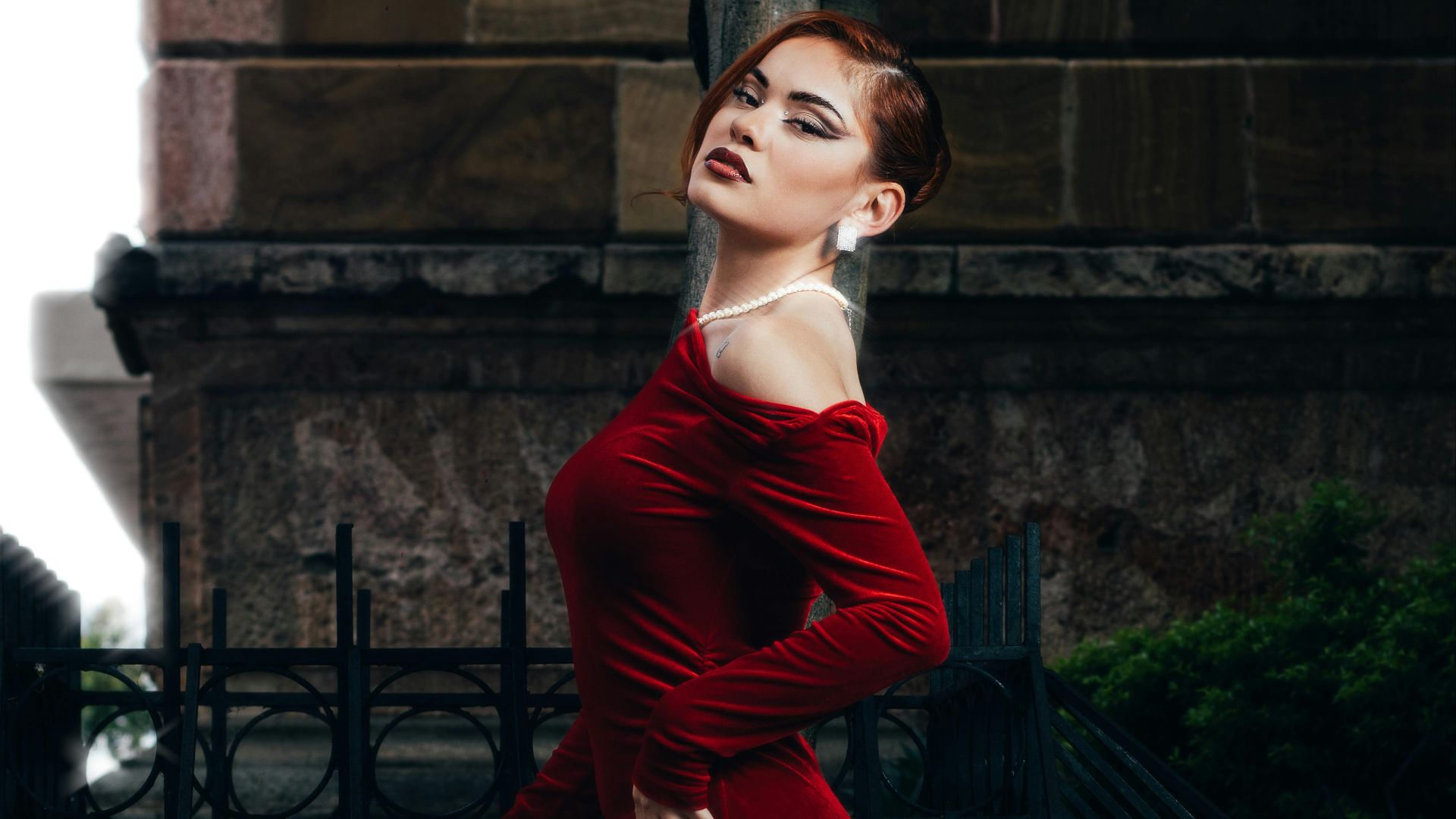 3. Robe fourreau ornée d'un bijou