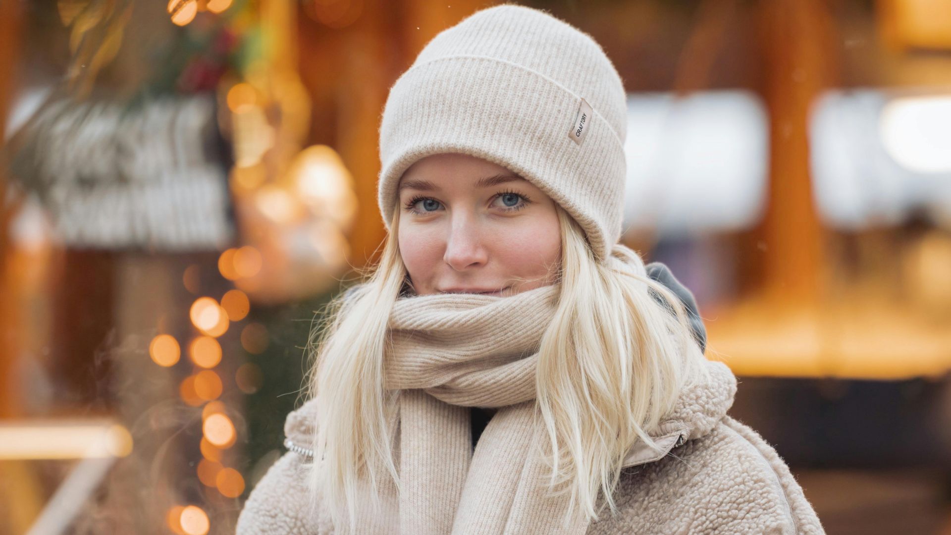 4. Foulard de vacances sur un costume neutre