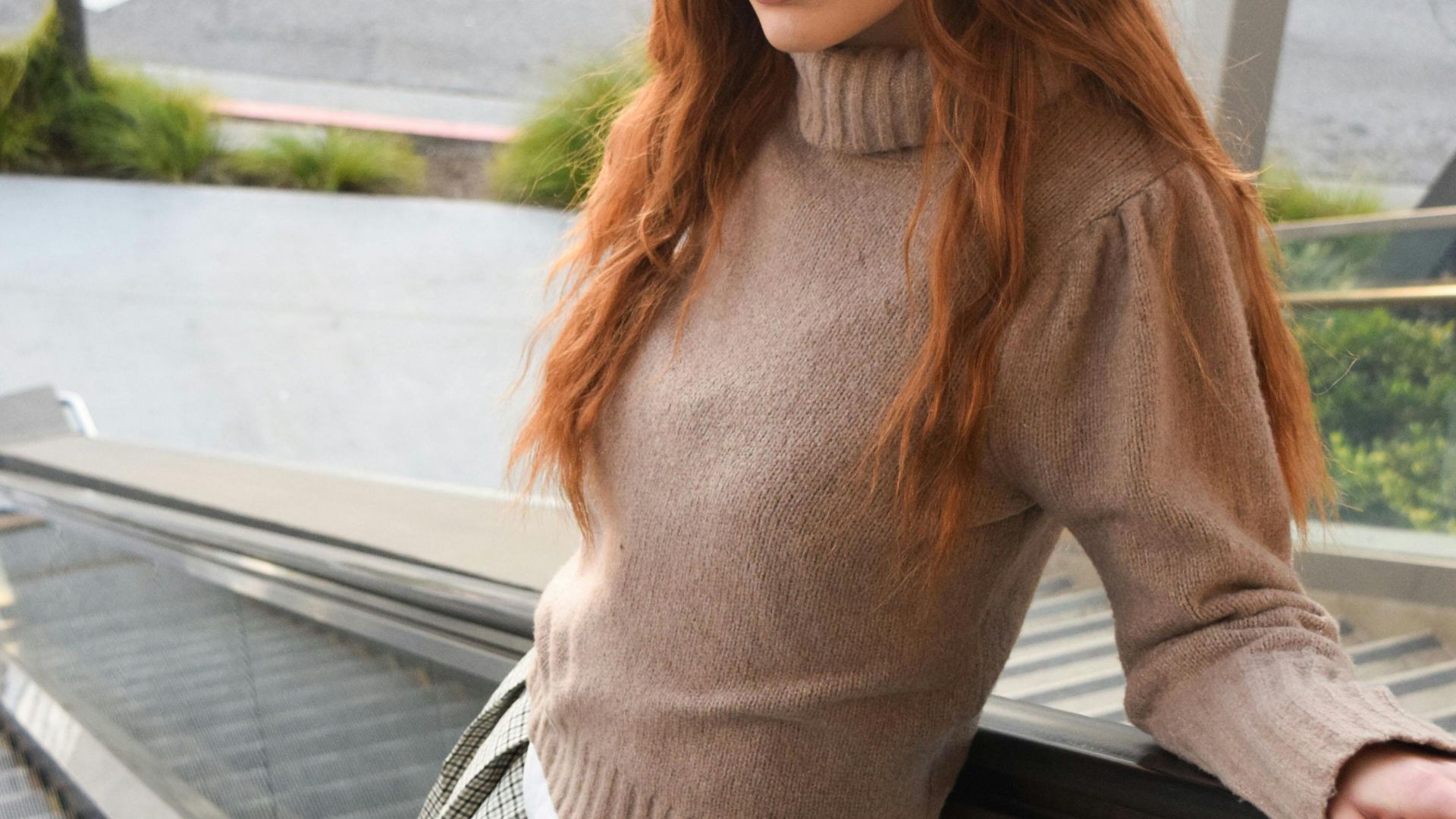 5. Pull en tricot avec une jupe crayon