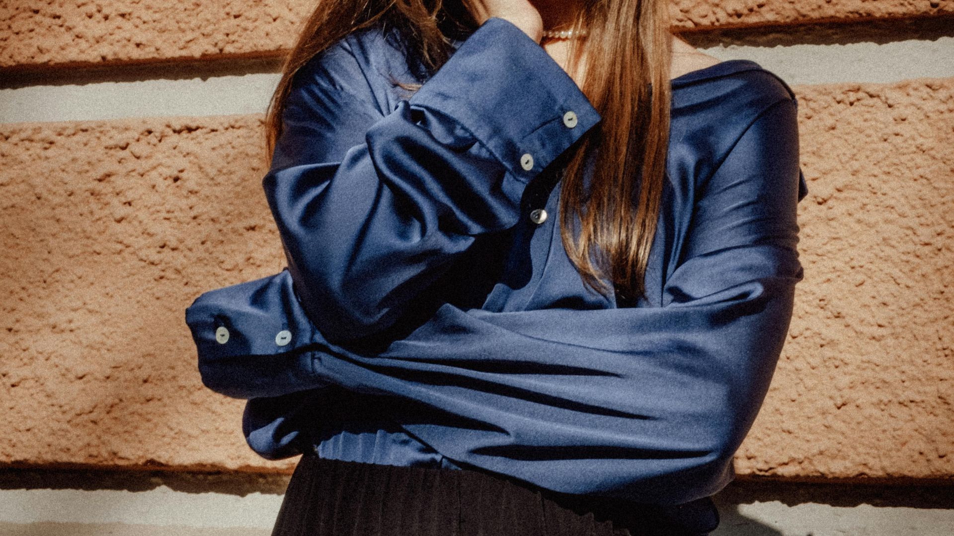 8. Blouse en satin et pantalon à jambes larges