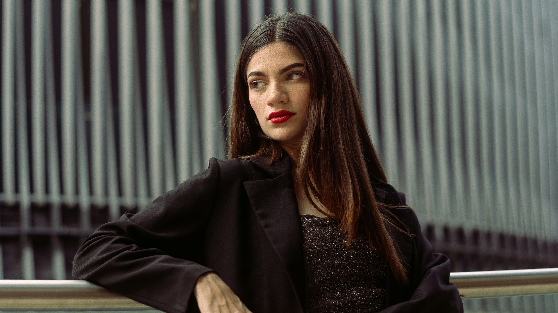 9. Top à paillettes sous un blazer