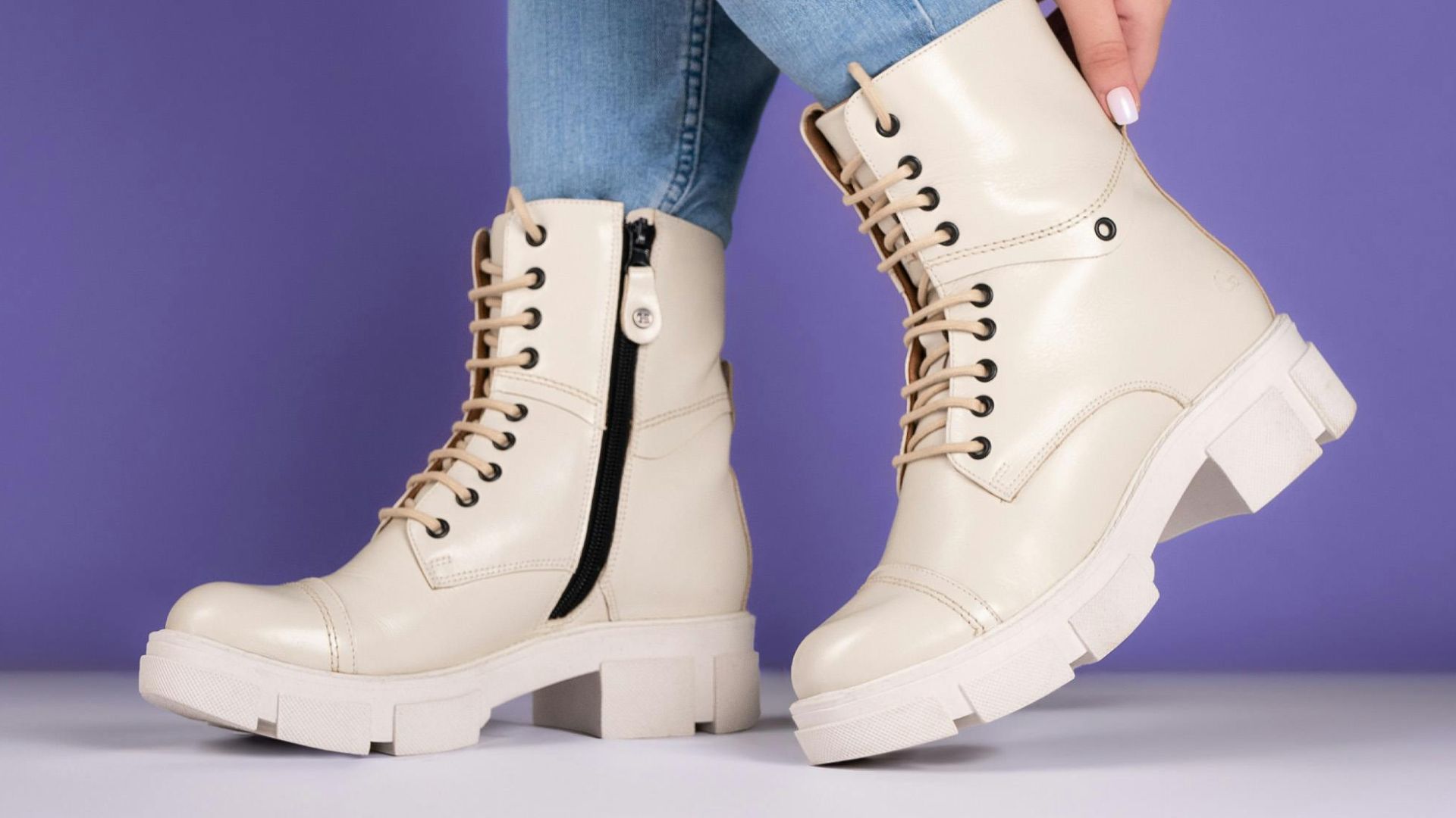 4. Bottes vernies ivoire