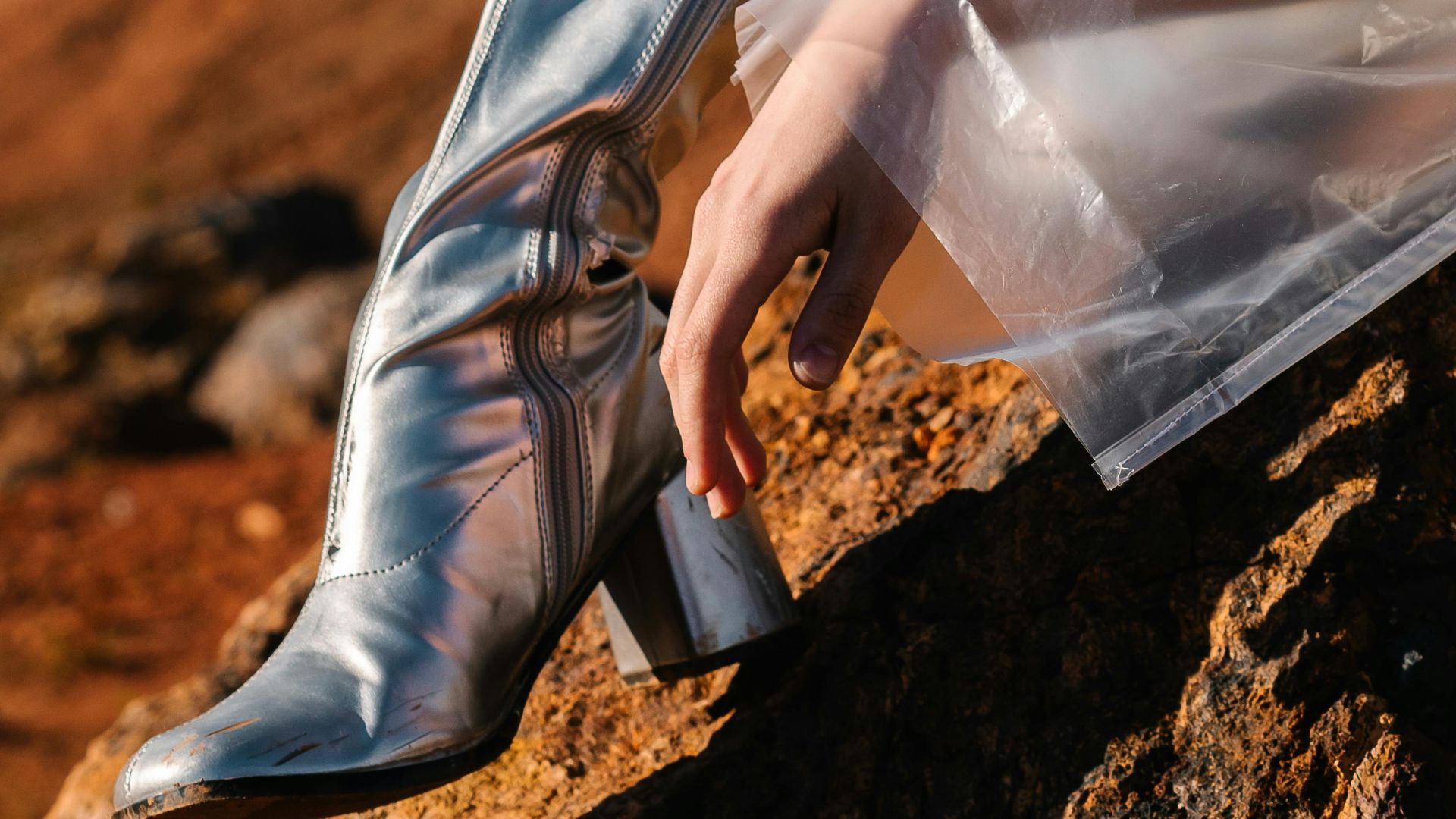 7. Bottes en chaussettes argentées métallisées