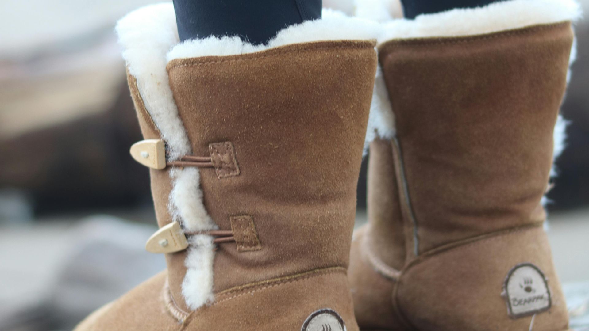 9. Bottes à boucles en shearling crème