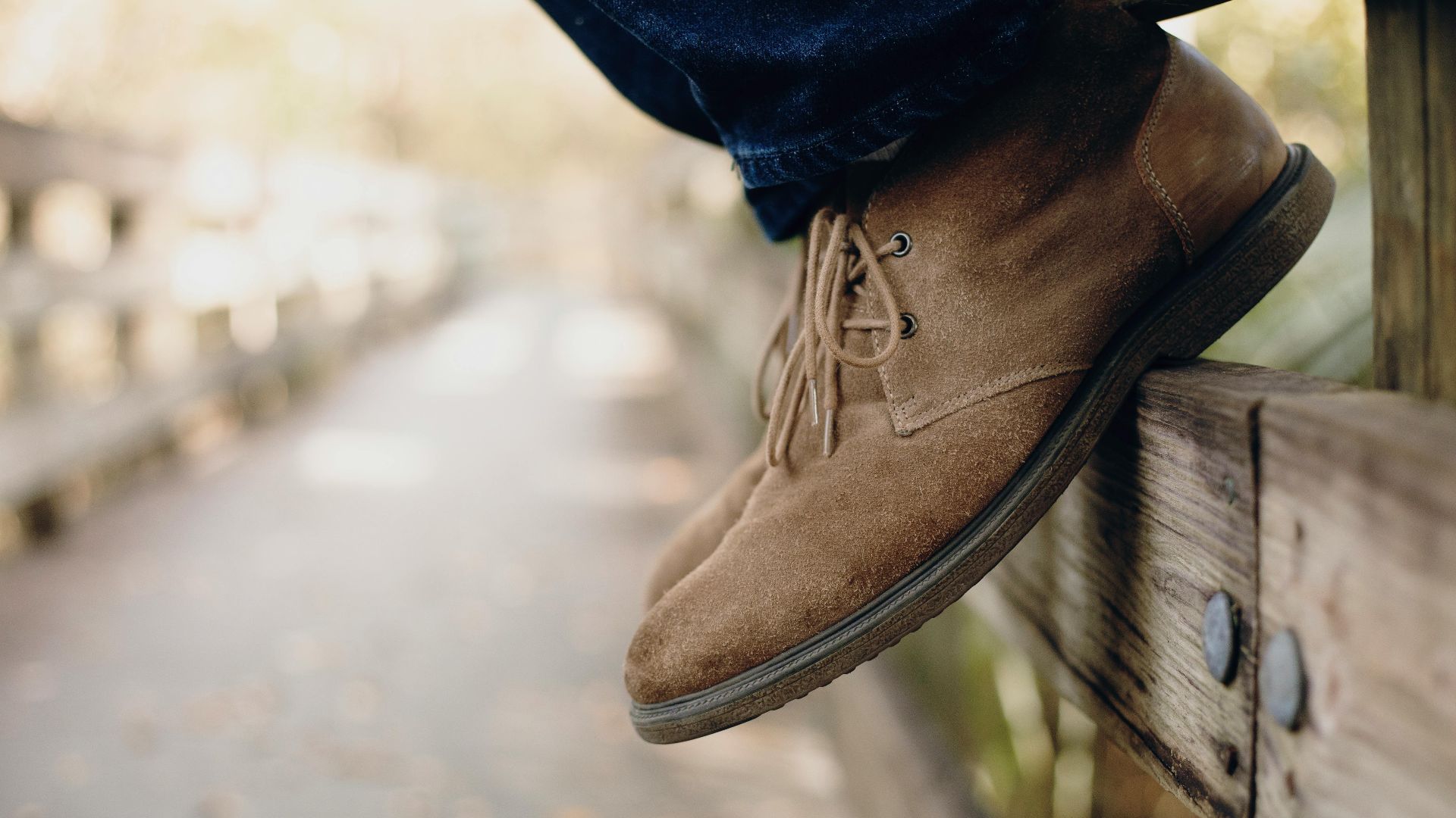 11. Bottes plates en daim, camel