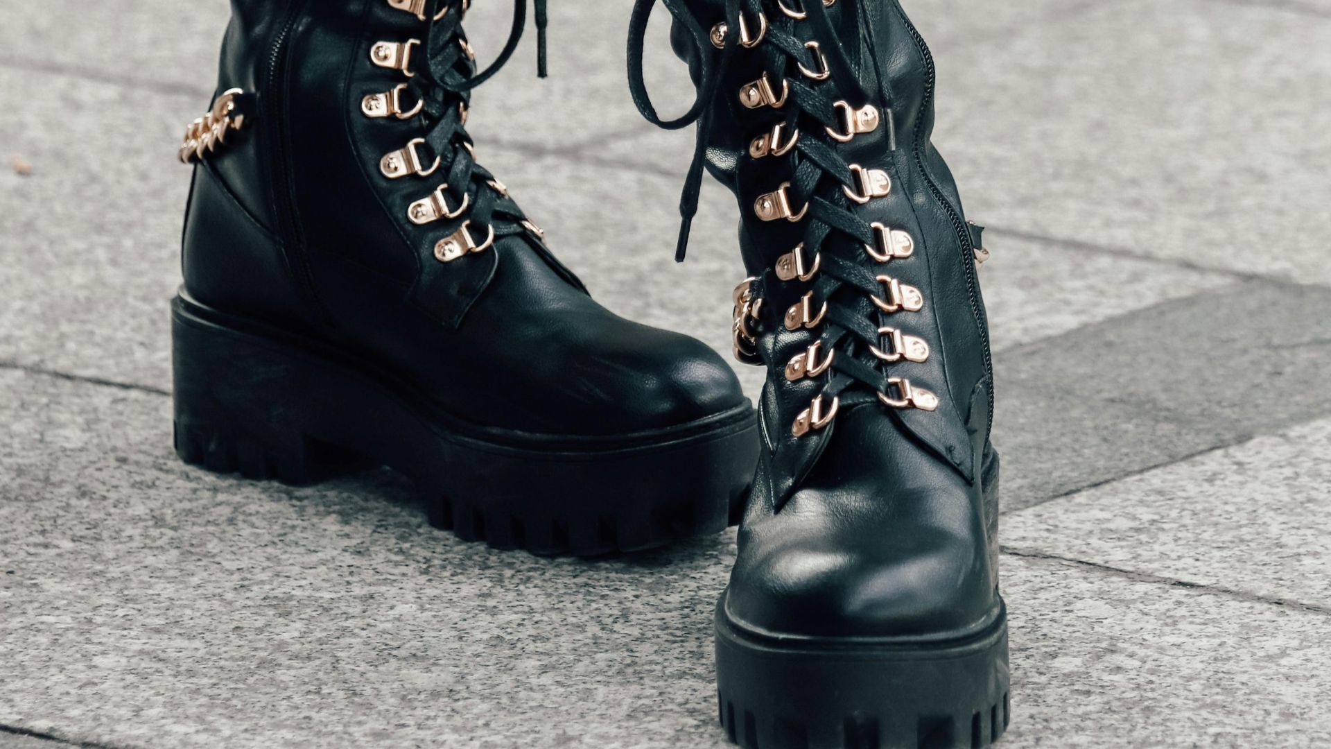 13. Bottes de motardes avec accessoires en argent