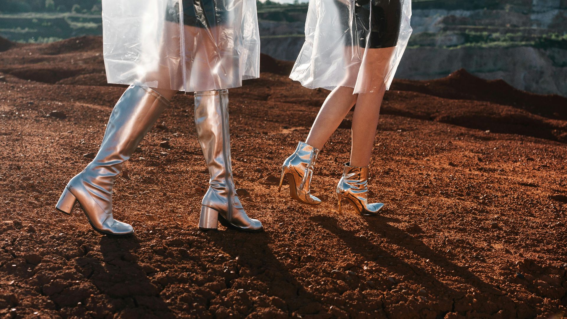 16. Bottes à talons aiguilles en chrome miroité