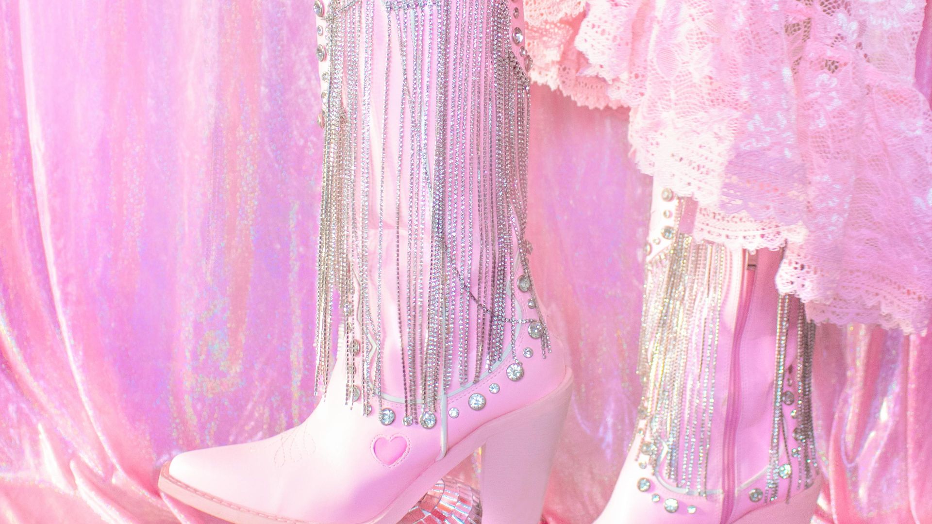 19. Bottes à franges en cristal