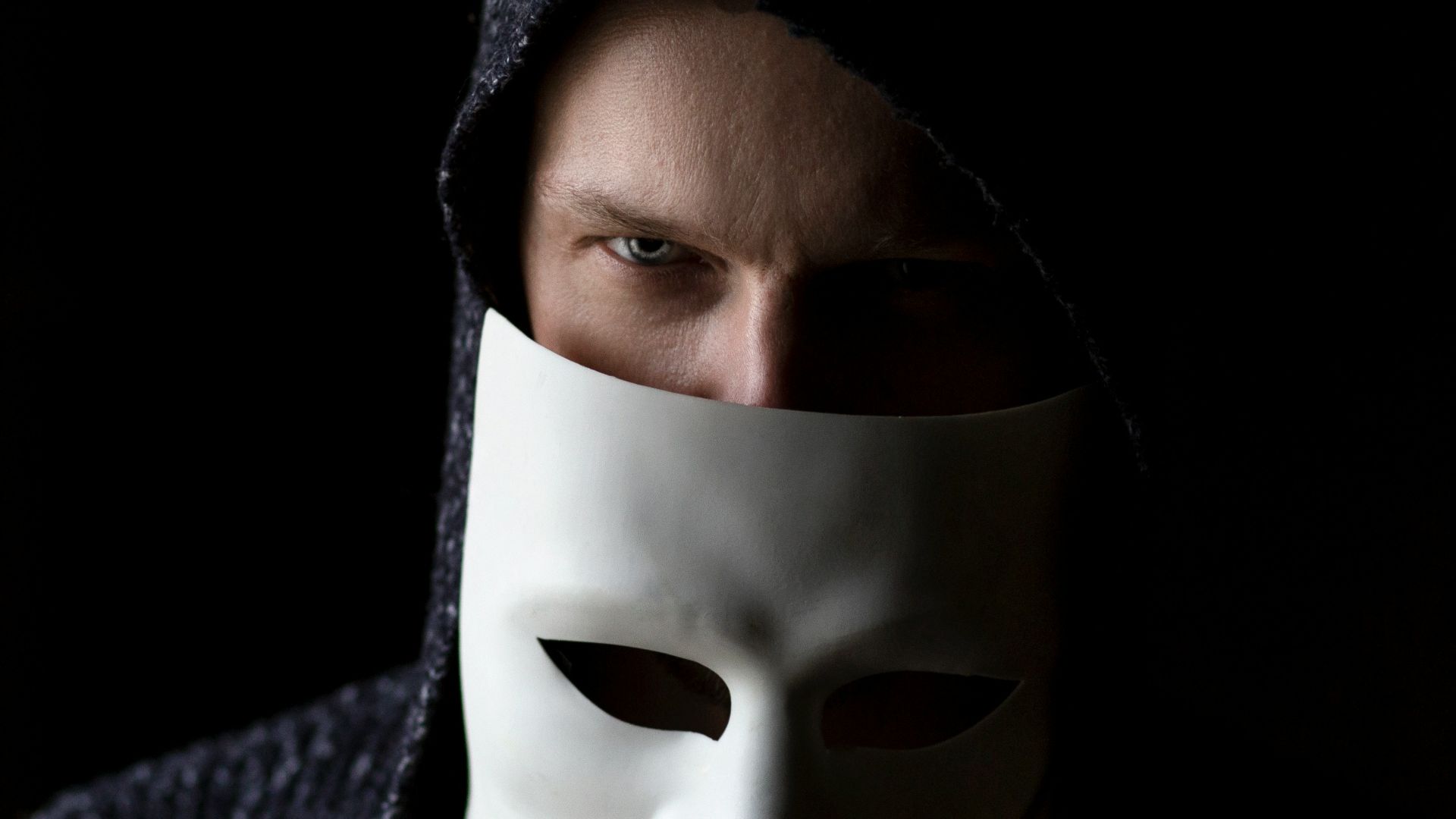10. Agir comme une personne différente avec les autres