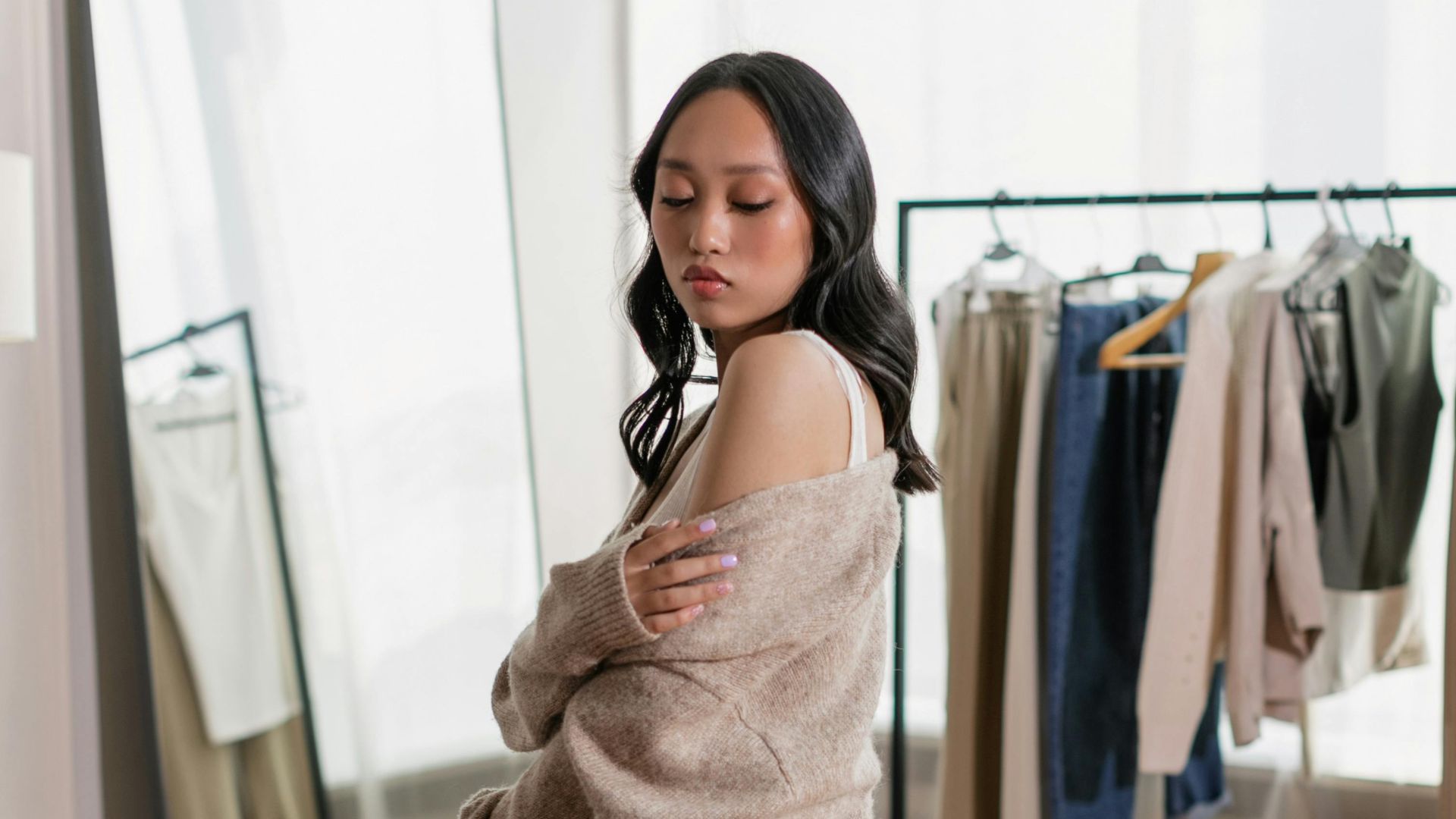 5. Cardigan épais superposé à une camisole en satin
