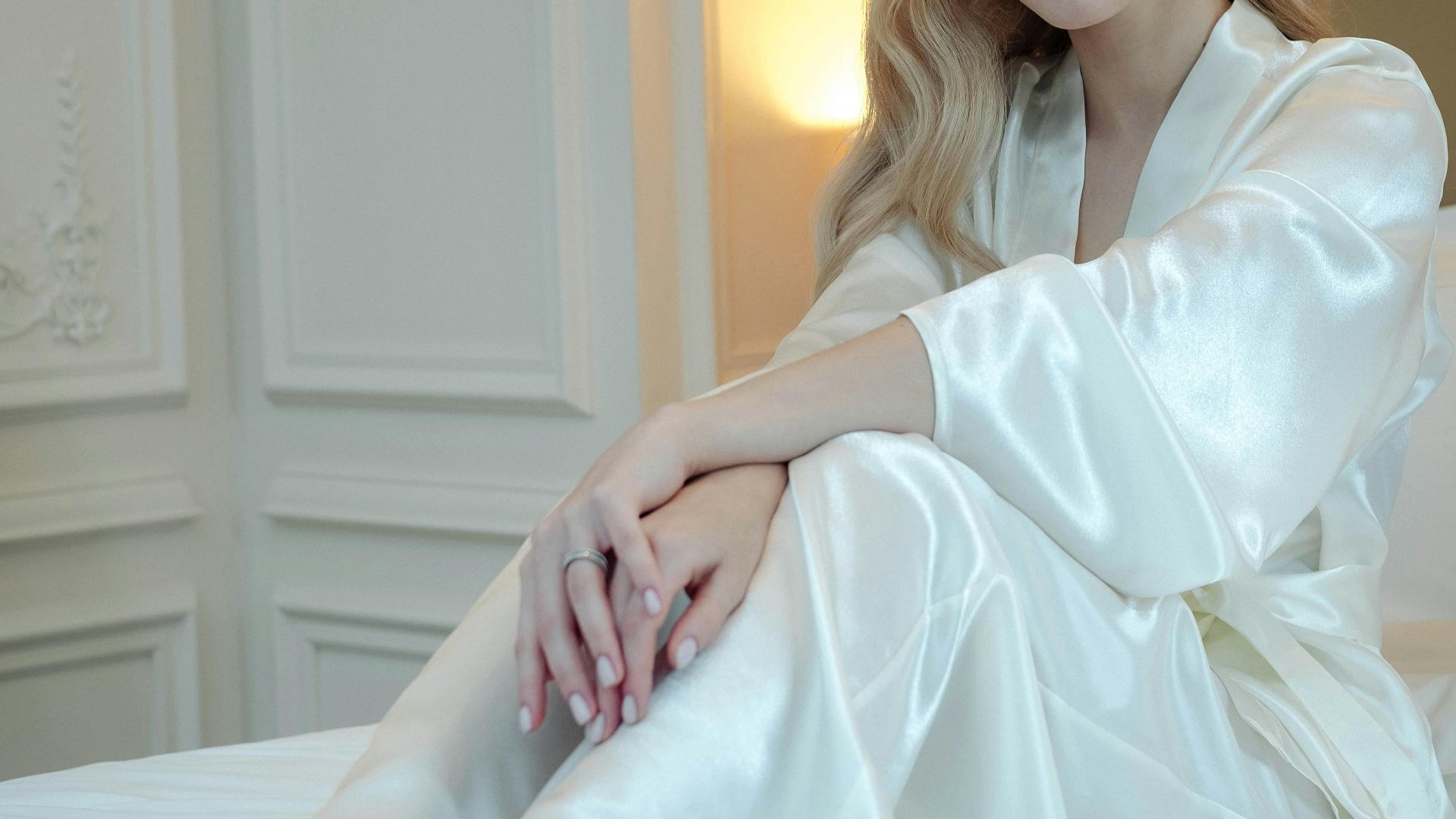 7. Ensemble pyjama en soie avec peignoir en fausse fourrure