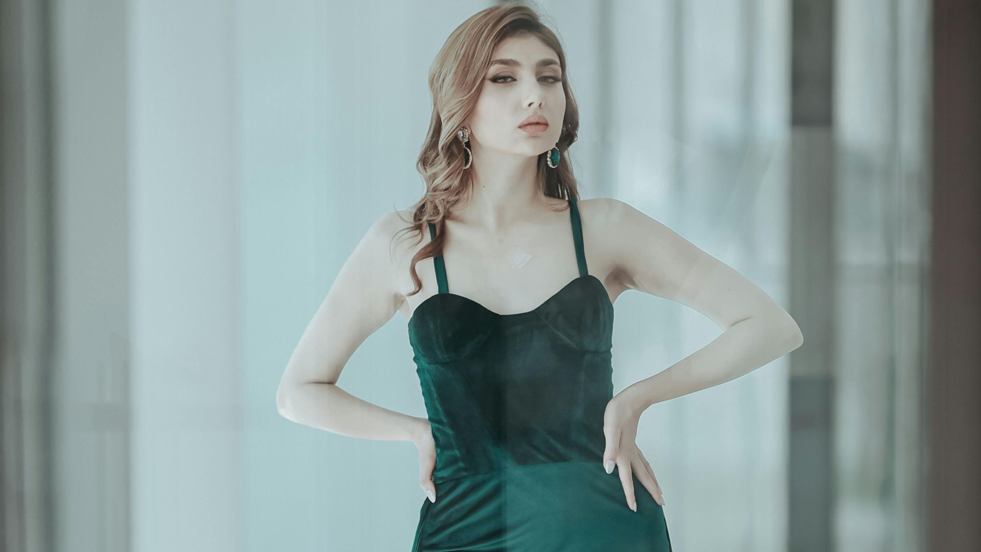 19. Robe en satin vert avec châle en tricot