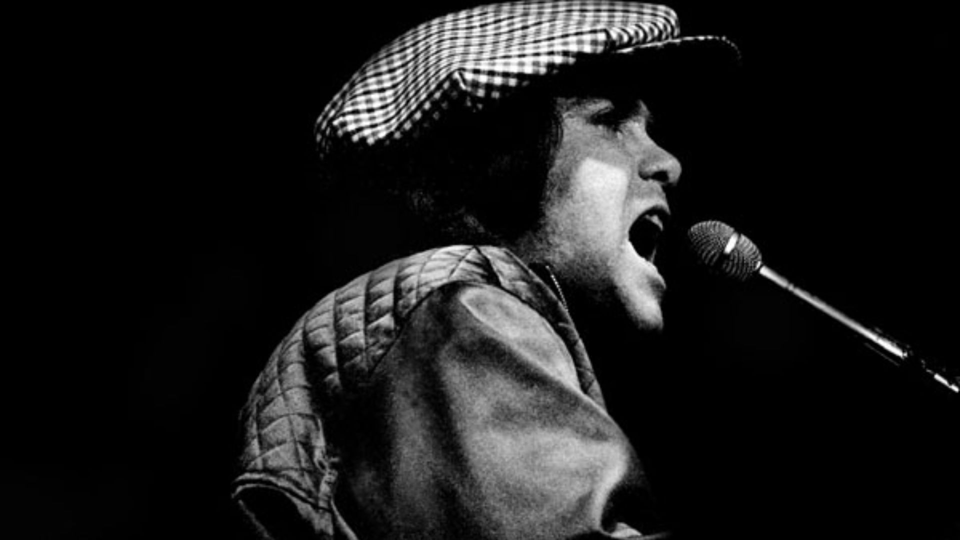 7. Il a dessiné les tenues de scène d'Elton John