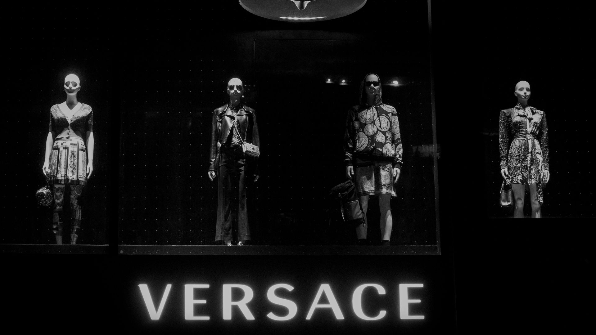 14. Il a introduit l'esthétique "High Glamour" dans la mode masculine